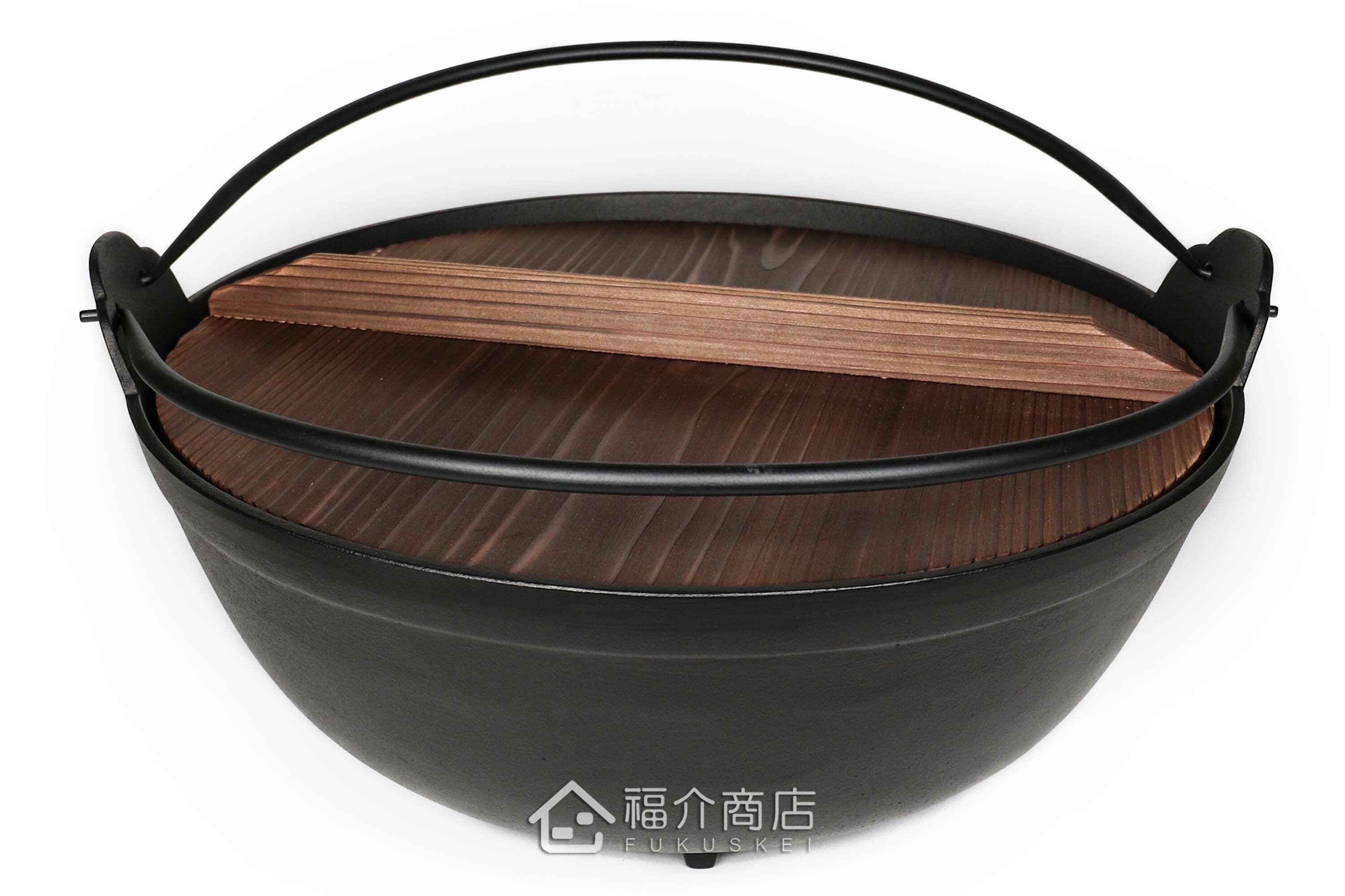 煮火鍋或湯的黑色鑄鐵鍋