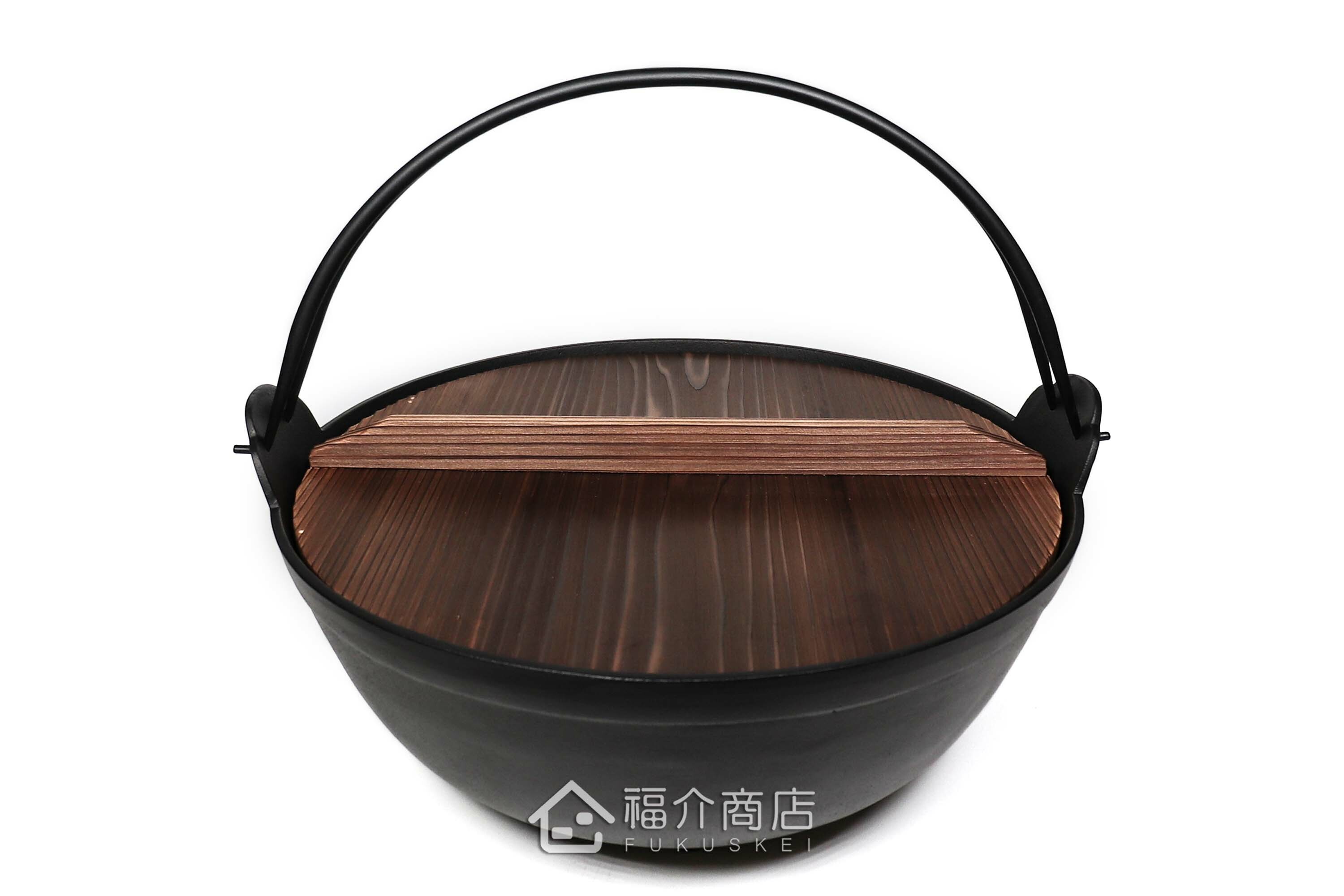 煮火鍋或湯的黑色鑄鐵鍋