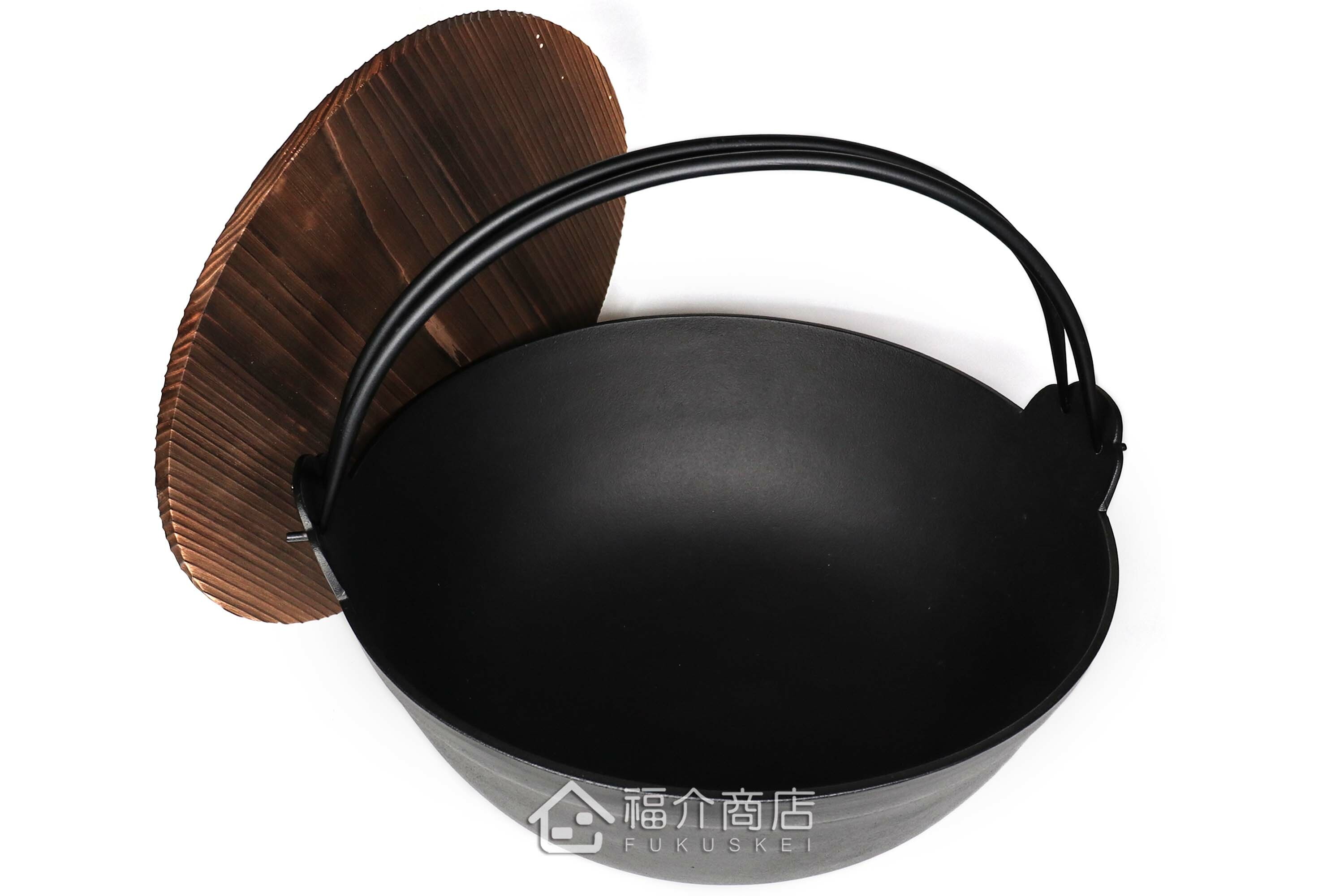 煮火鍋或湯的黑色鑄鐵鍋