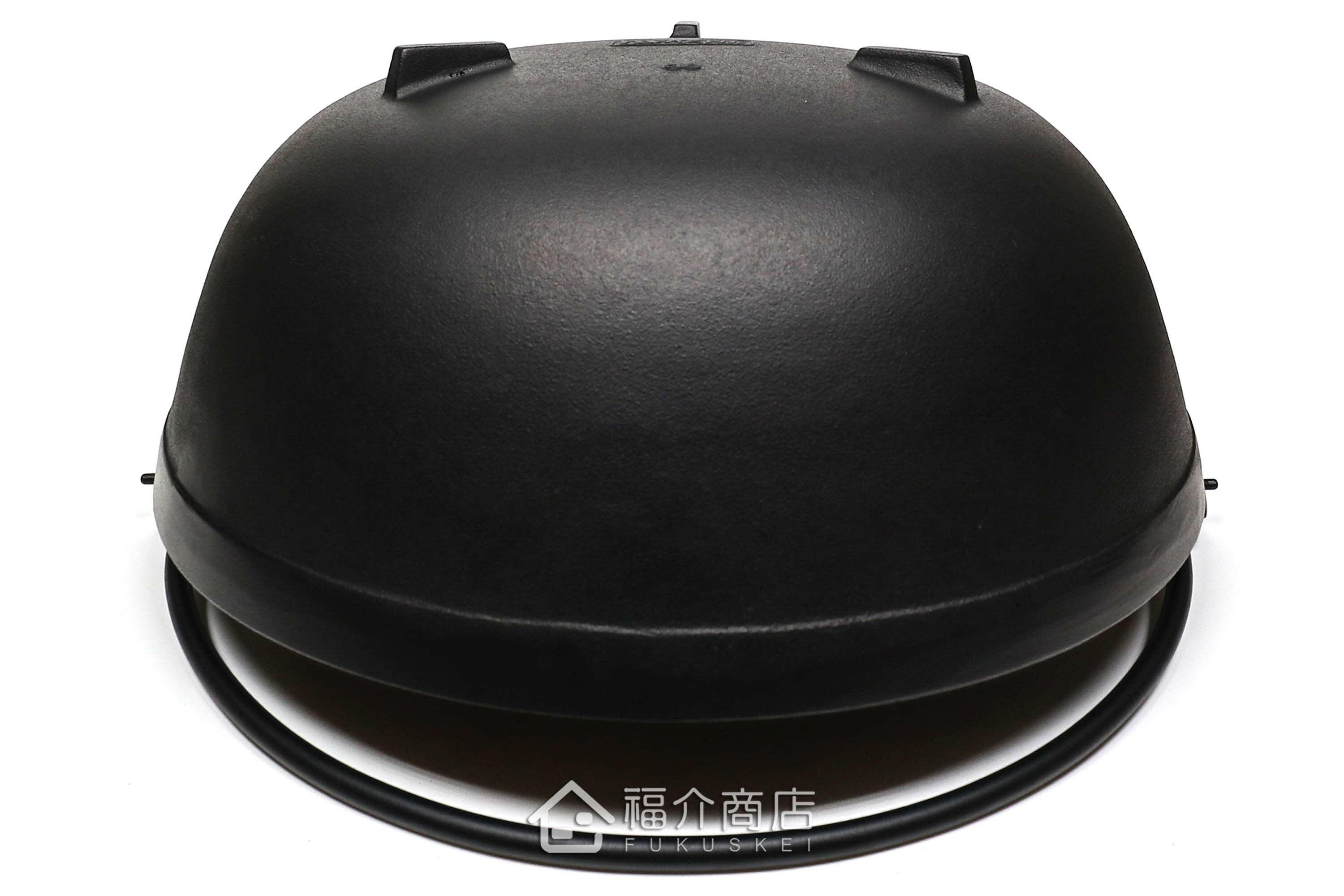 煮火鍋或湯的黑色鑄鐵鍋