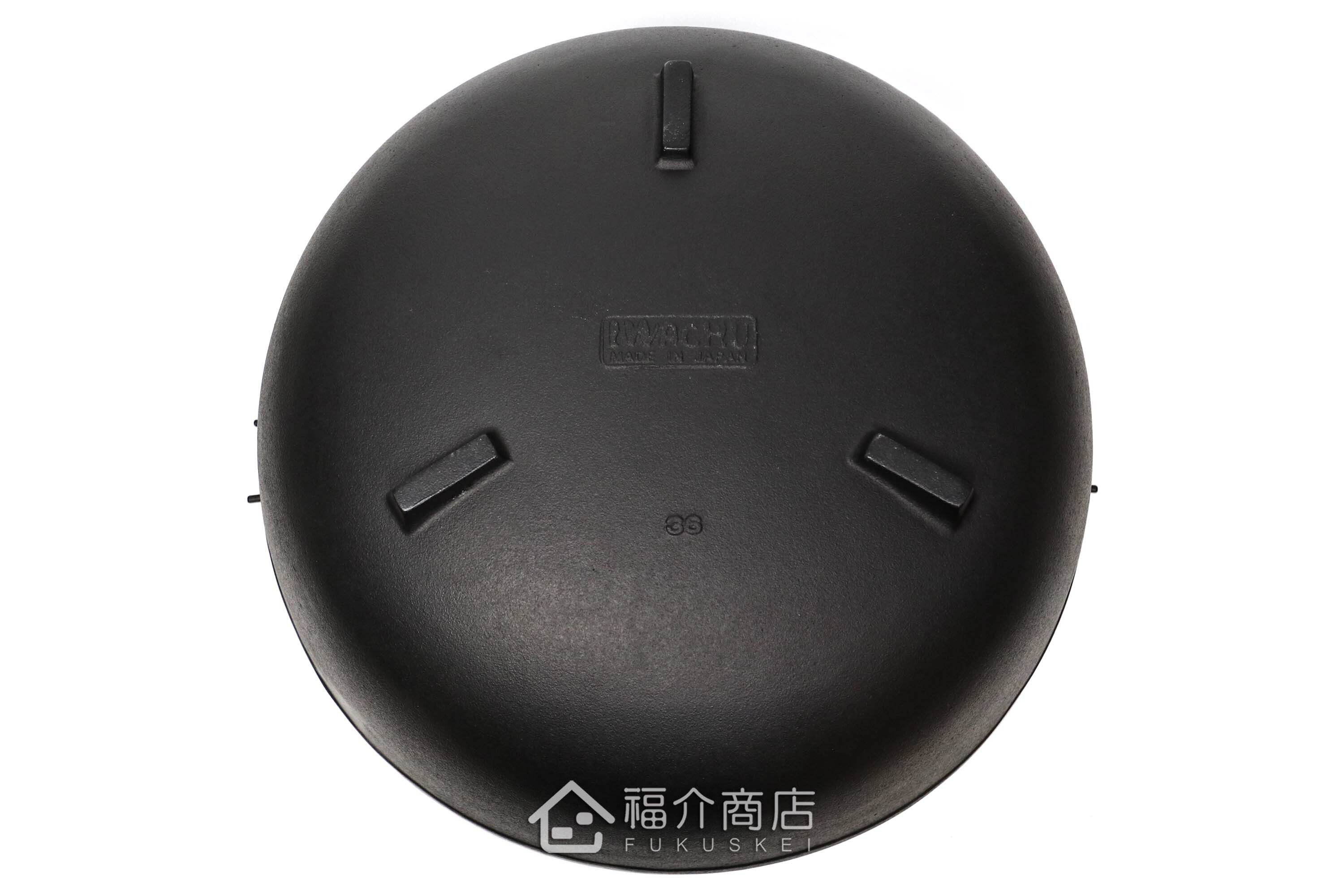 煮火鍋或湯的黑色鑄鐵鍋