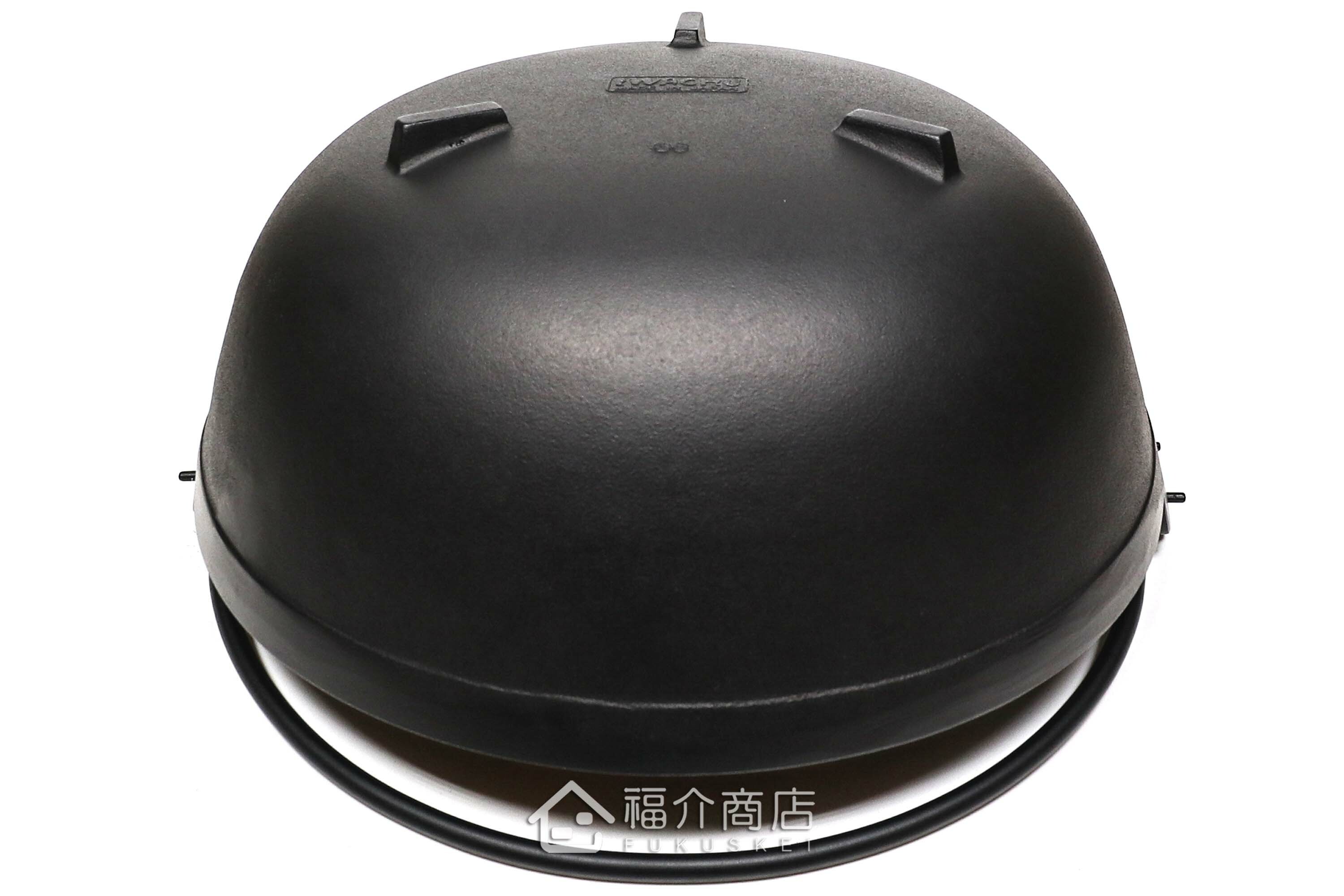 煮火鍋或湯的黑色鑄鐵鍋