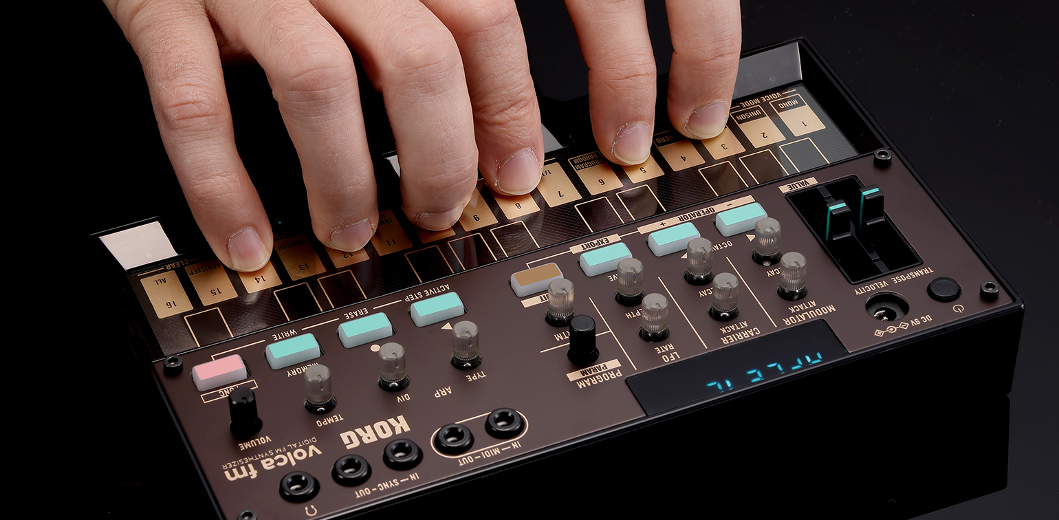 DC  LTRANSPOSE LOCITYMODULATORATTACKCARRIERATTACKLFORATEPARAMINMIDIOUTINSYOUTCAYTYPEARPDIVPTHVALUEOPERATORMONO23UNISONVOICE MODEVEEXPORTKORG volca fmDIGITAL FM SYNTHESIZERTEMPOVOLUMENCIVE STEPERASEWRITE5689113PROGRAMRANDOM1415161TRNACT STEPALLCLEAR-