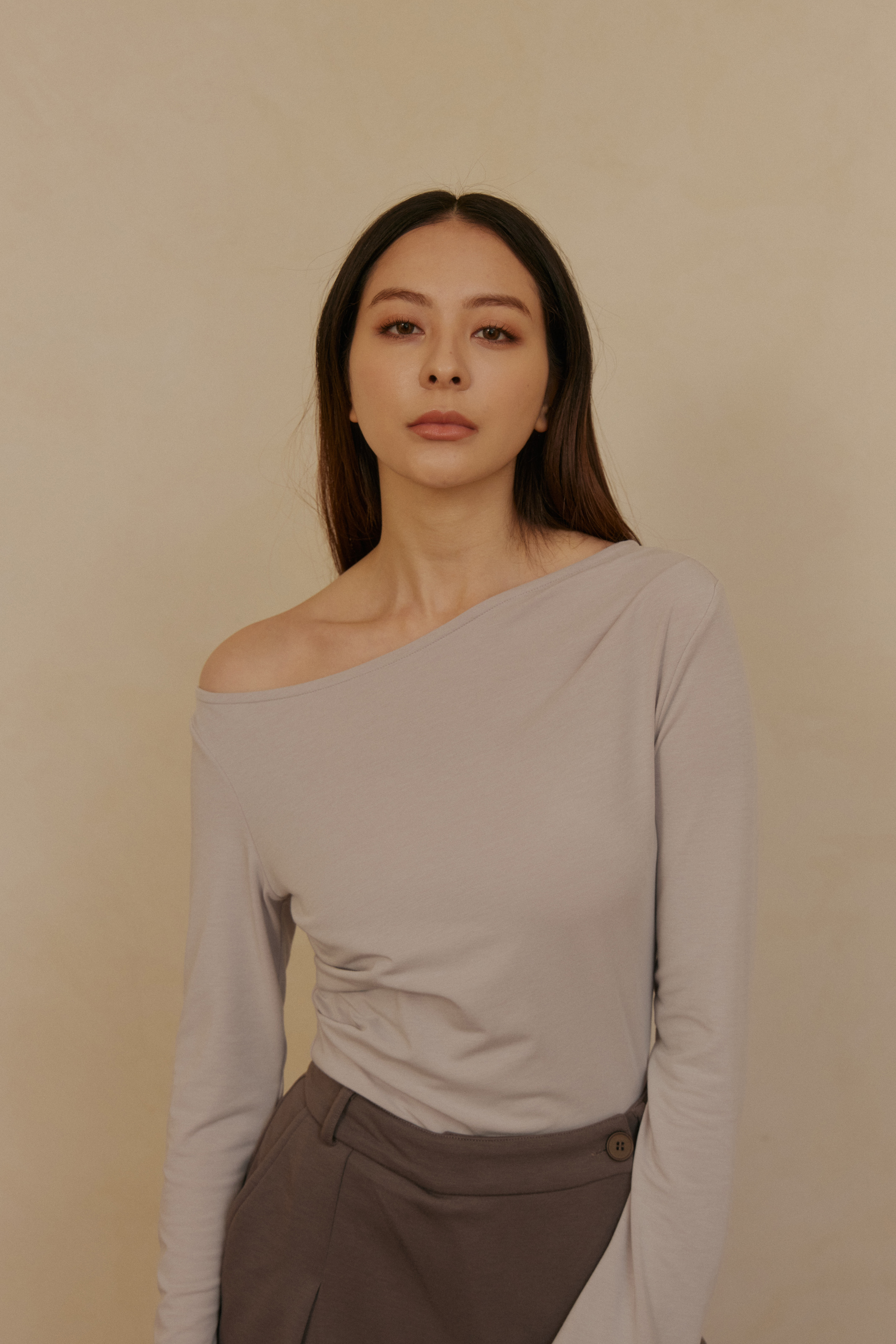 優雅一字領打摺上衣- 杏