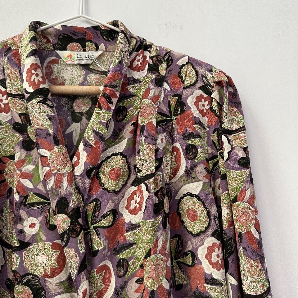 光澤感紫色可愛花花上衣