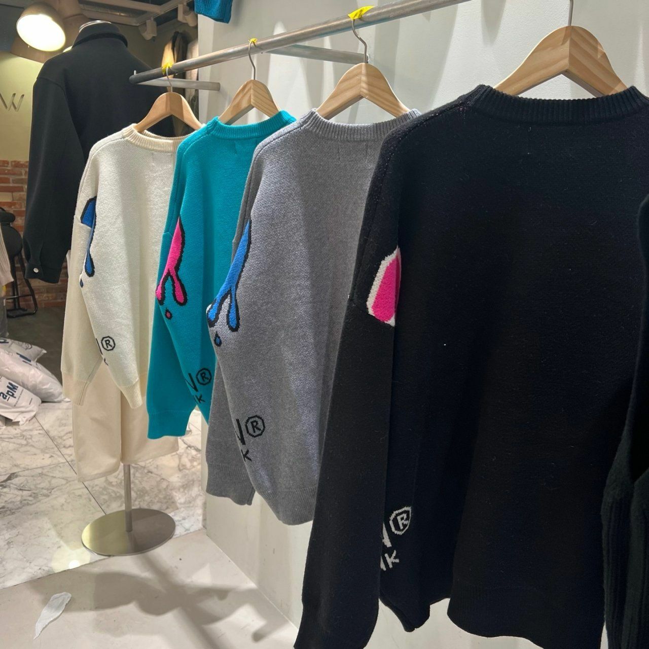 圓領英文字心碎圖案針織衫(薄抓毛底) BARON-048T