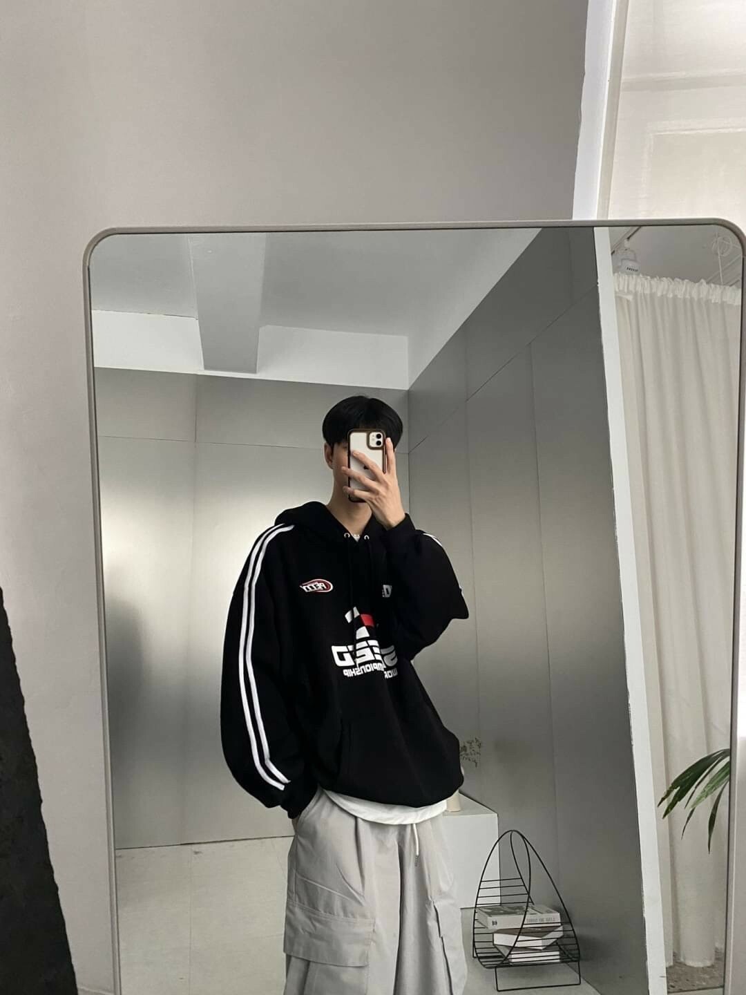 男模著Speed 賽車風刷毛帽T黑色穿搭