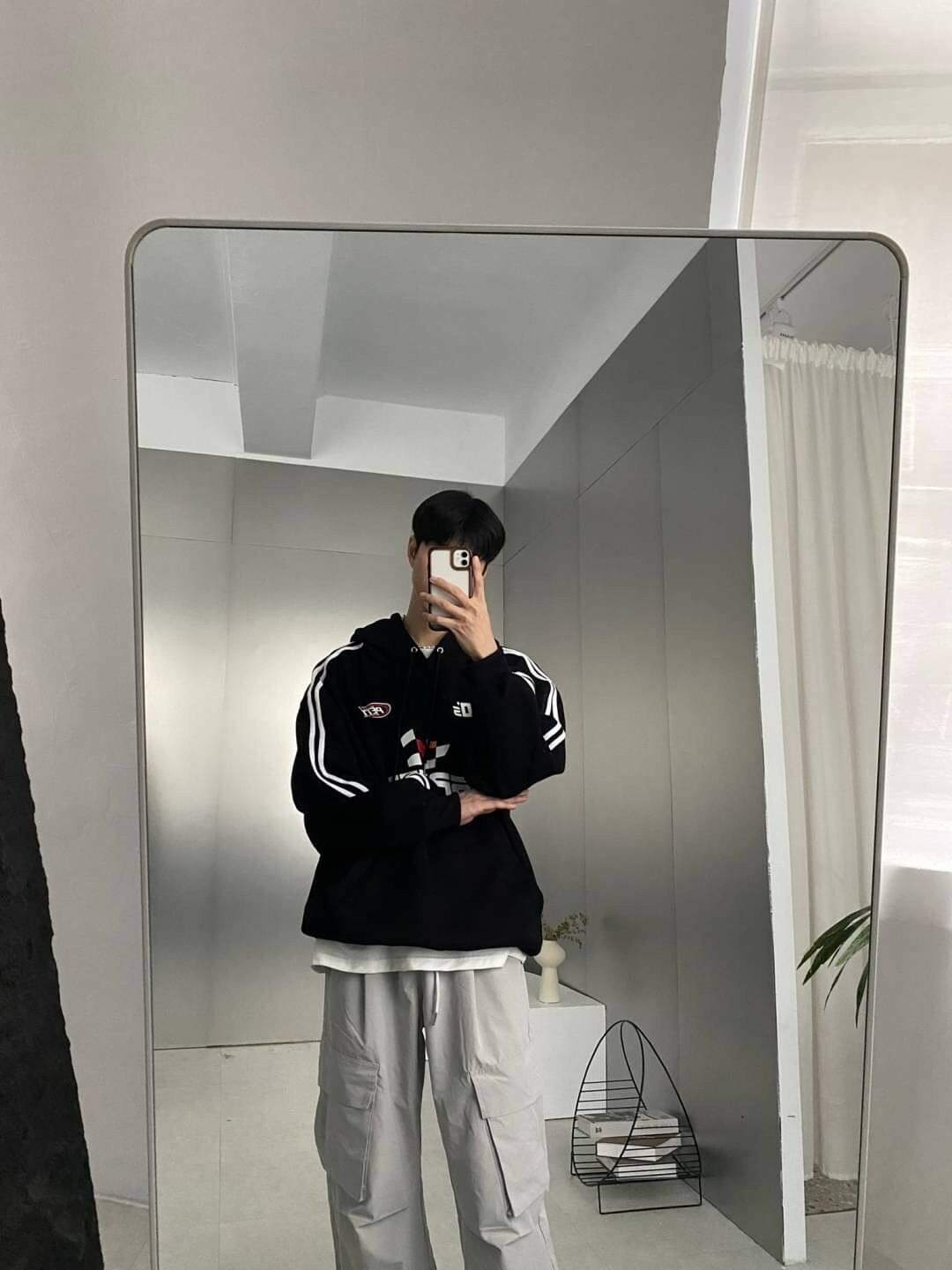 男模著Speed 賽車風刷毛帽T黑色