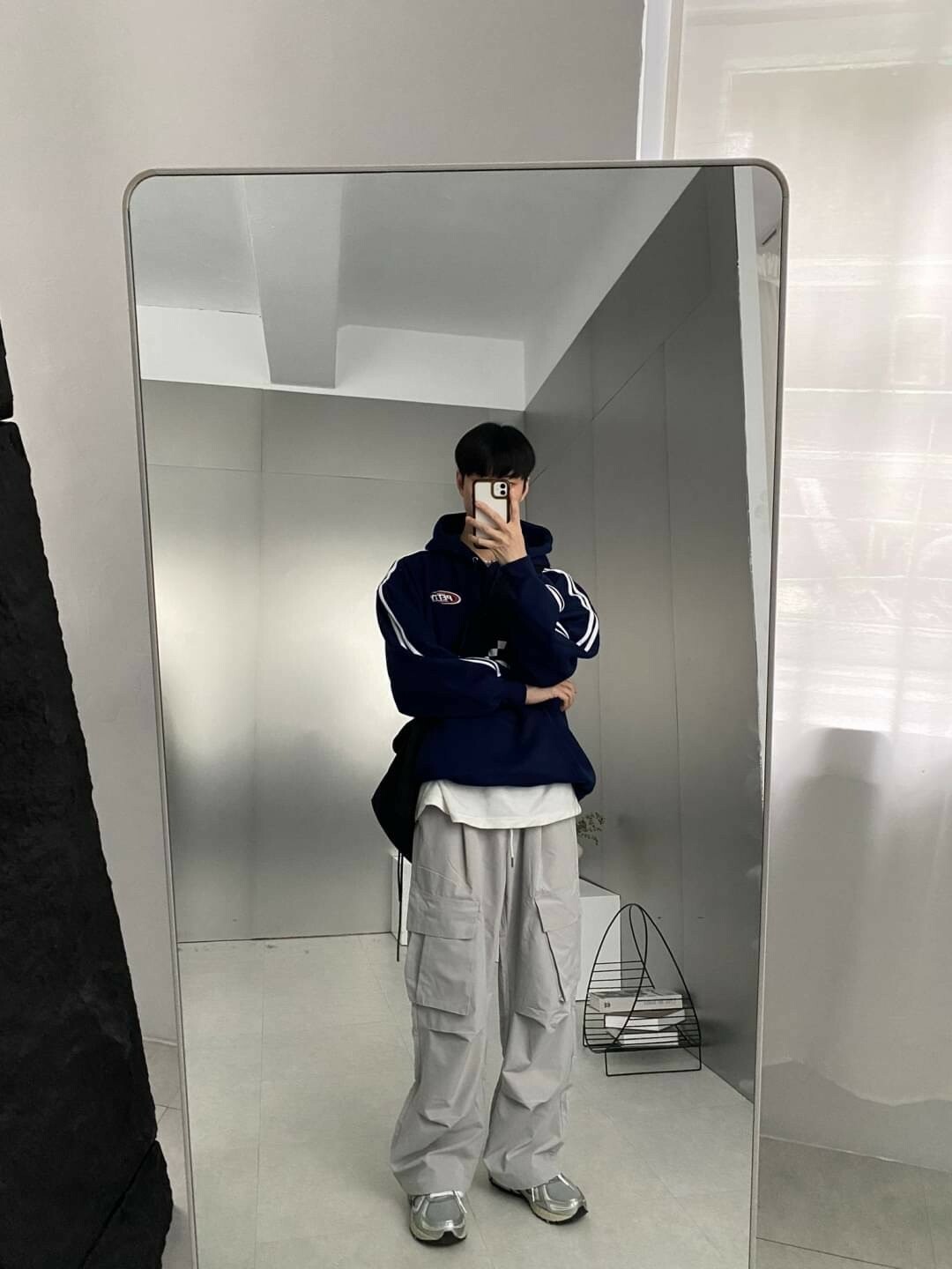 男模著Speed 賽車風刷毛帽T深藍穿搭