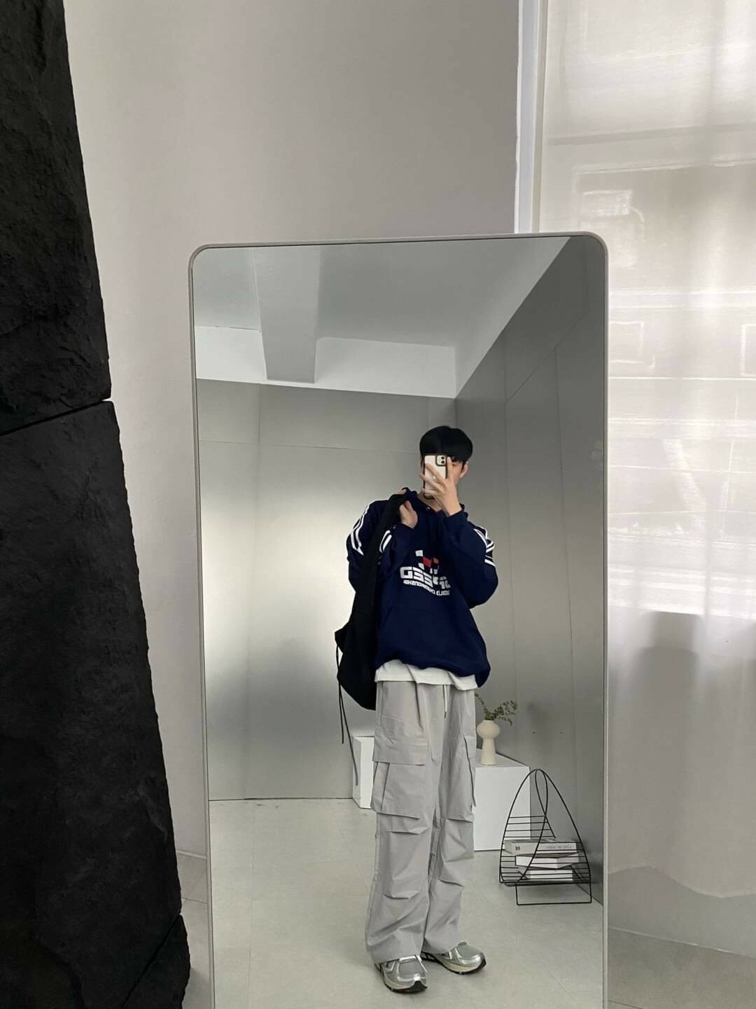 男模著Speed 賽車風刷毛帽T深藍實著照