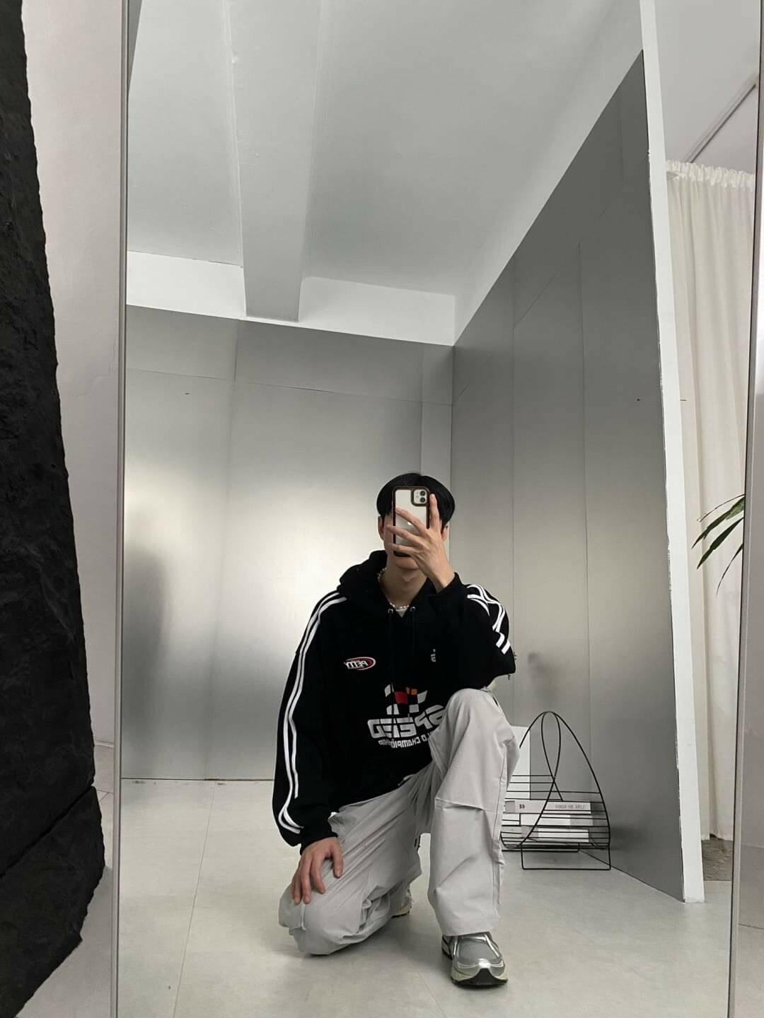 男模著Speed 賽車風刷毛帽T黑色照