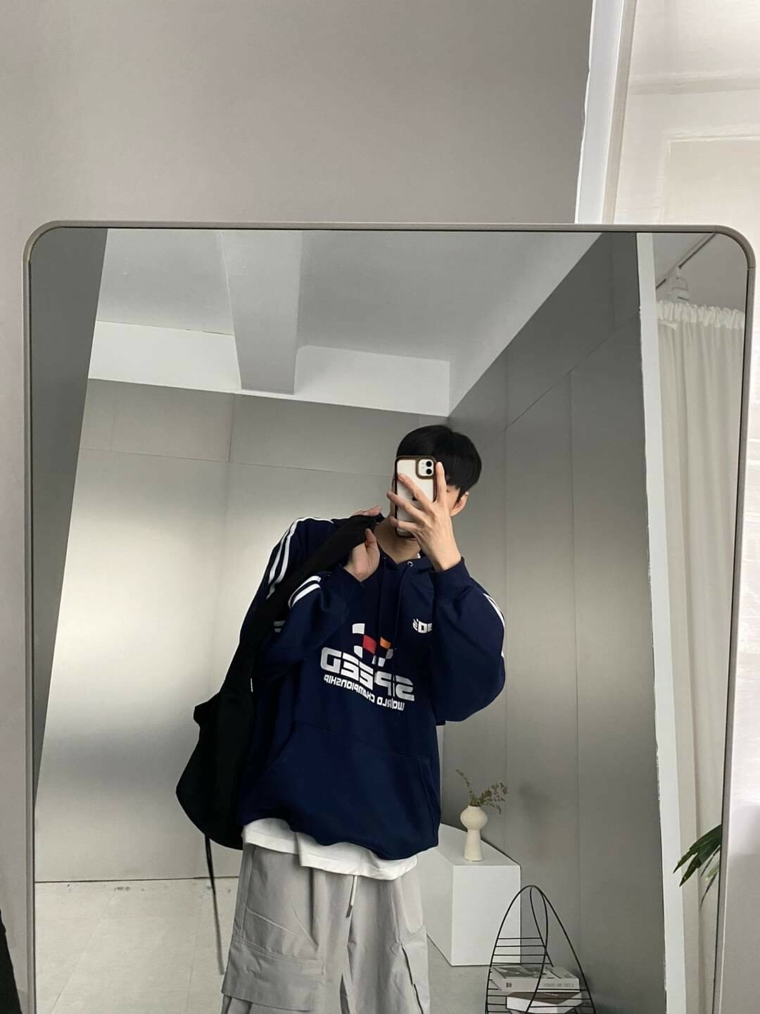 男模著Speed 賽車風刷毛帽T深藍