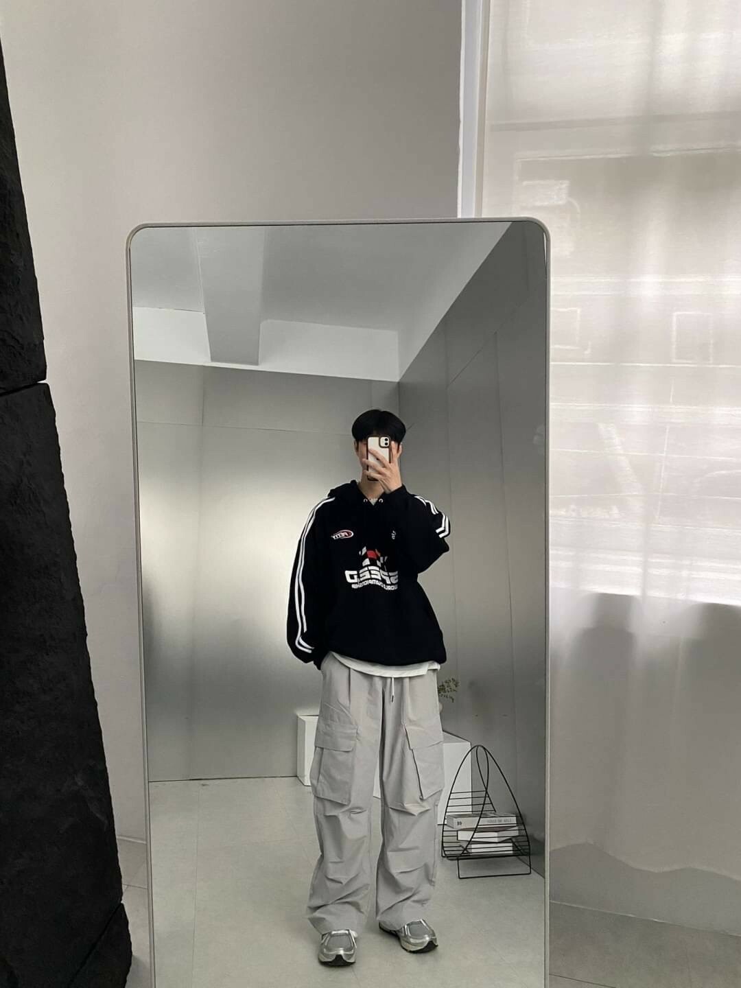 男模著Speed 賽車風刷毛帽T黑色實著