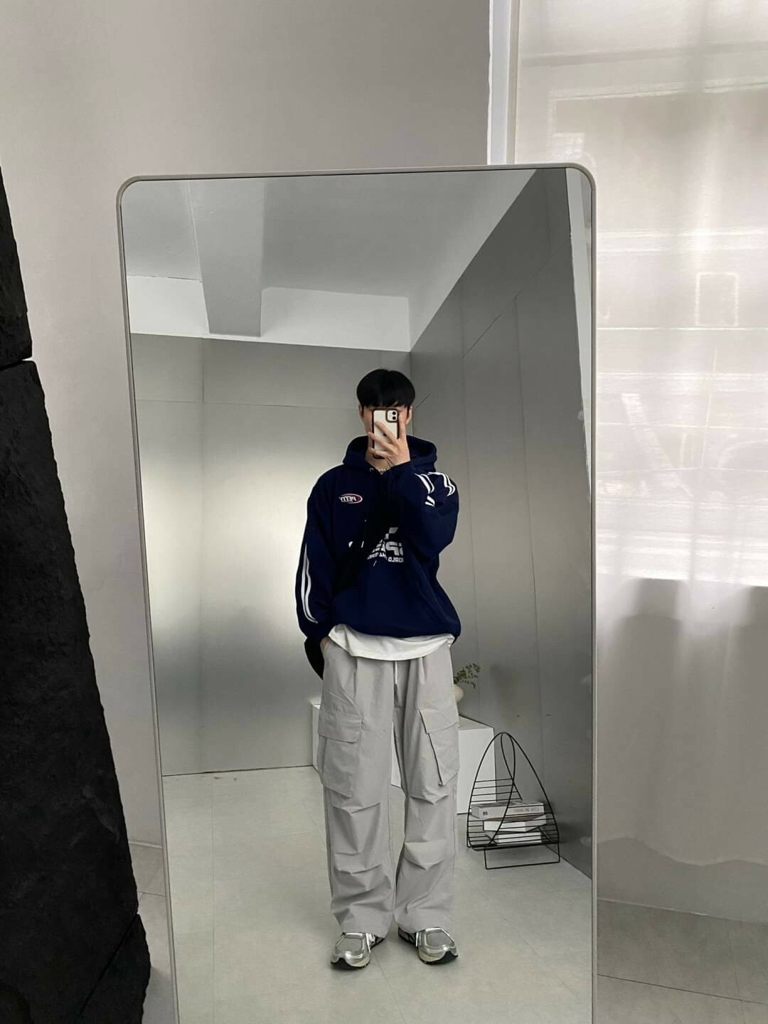 男模著Speed 賽車風刷毛帽T深藍穿搭鏡子照