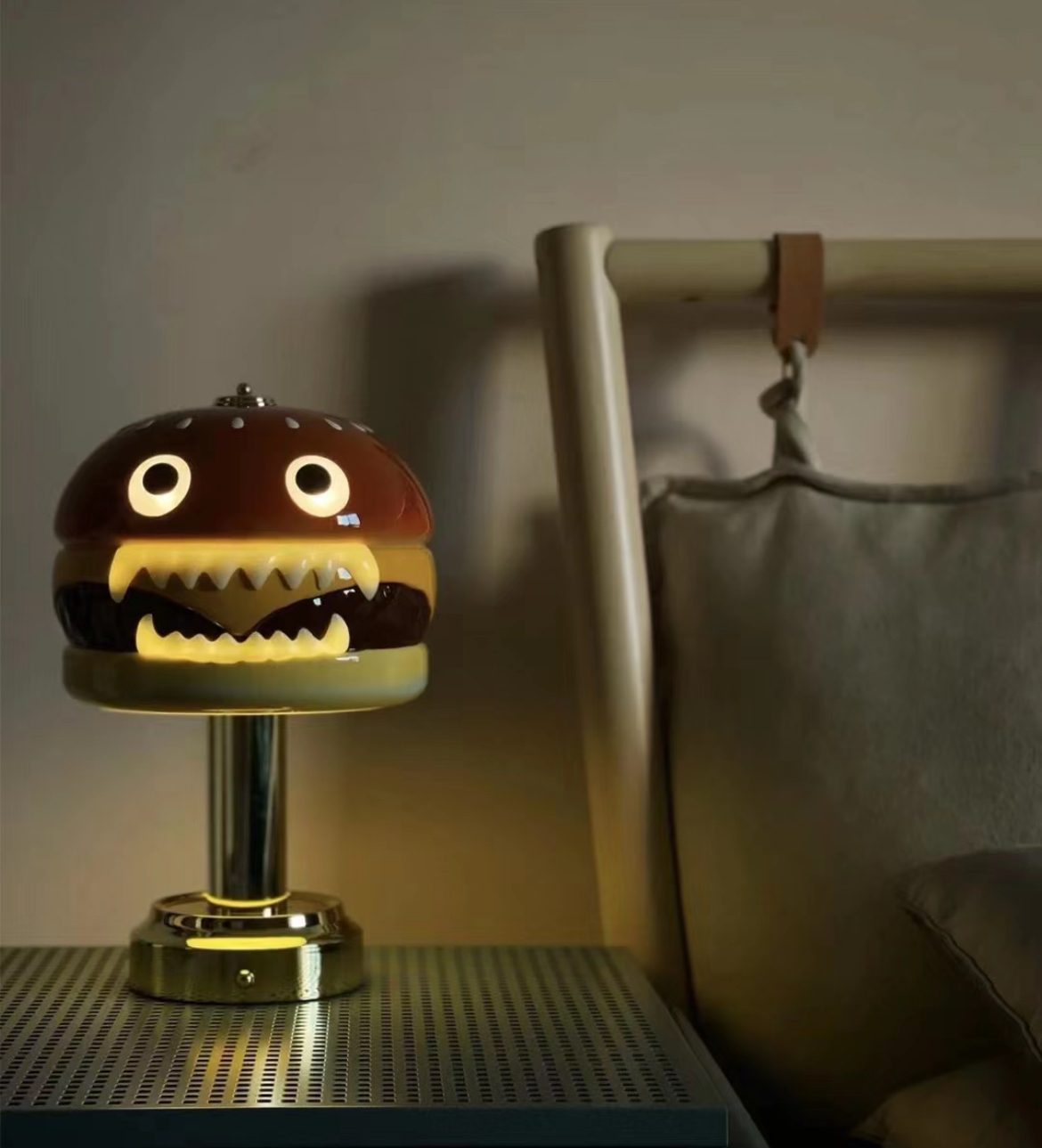 UNDERCOVER x Medicom Toy HAMBURGER LAMP 漢堡燈2色 UNDERCOVER x Medicom Toy HAMBURGER LAMP 漢堡燈2色