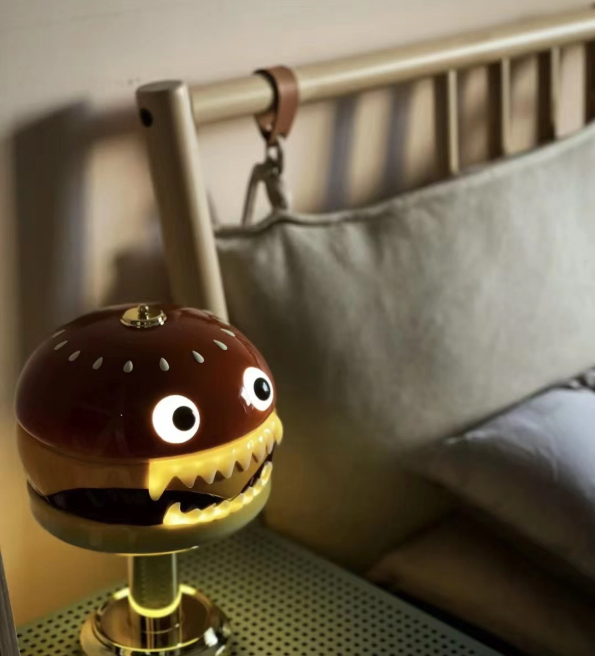 UNDERCOVER x Medicom Toy HAMBURGER LAMP 漢堡燈2色 UNDERCOVER x Medicom Toy HAMBURGER LAMP 漢堡燈2色