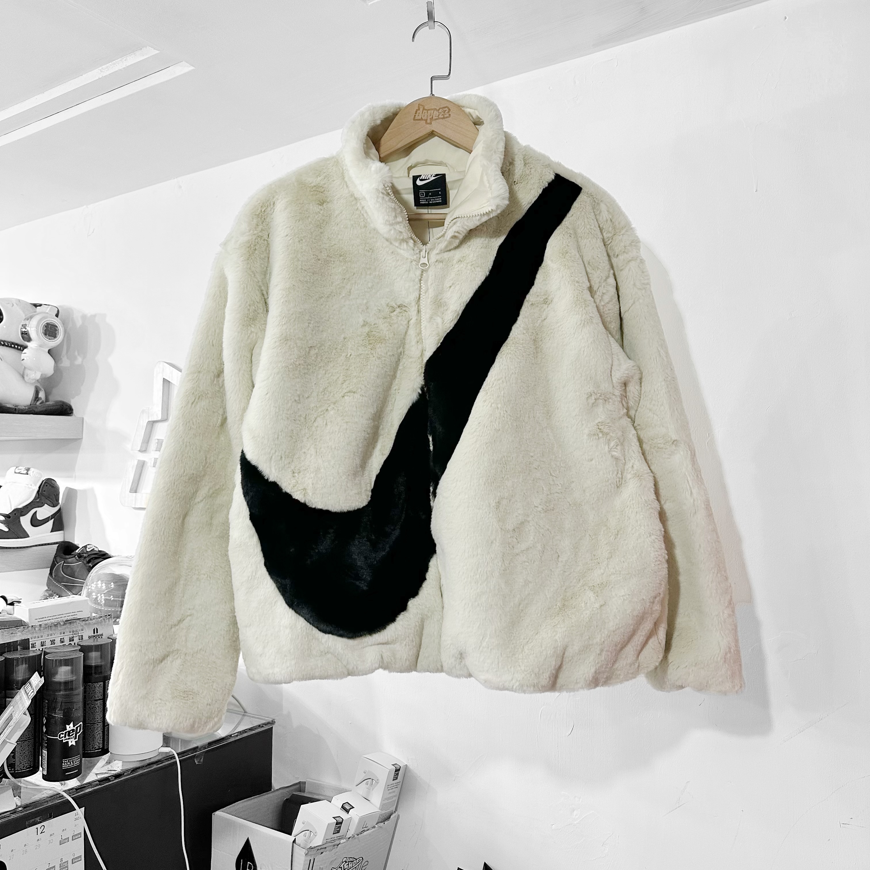 Nike Swoosh Fur Jacket Woman 米白色