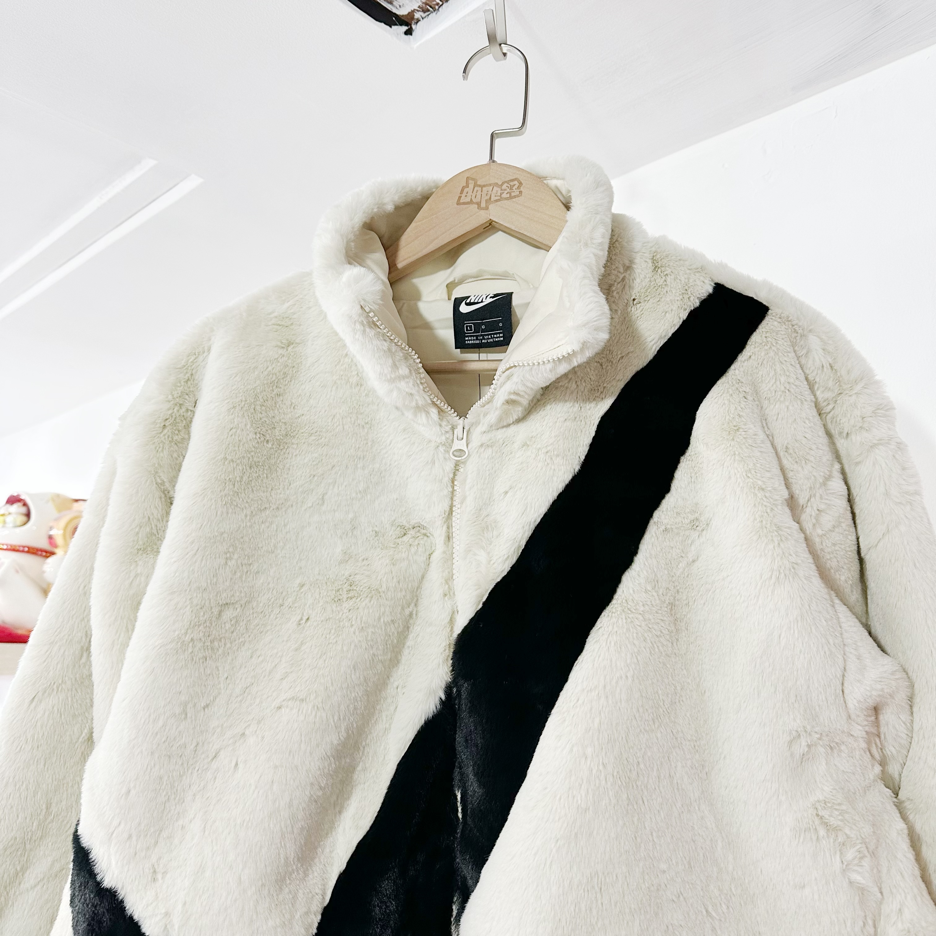 Nike Swoosh Fur Jacket Woman 米白色