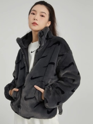 【代購】 NIKE 黑灰滿版 LOGO毛毛外套 皮草外套 毛毛外套 NIKE外套 DQ6843-070