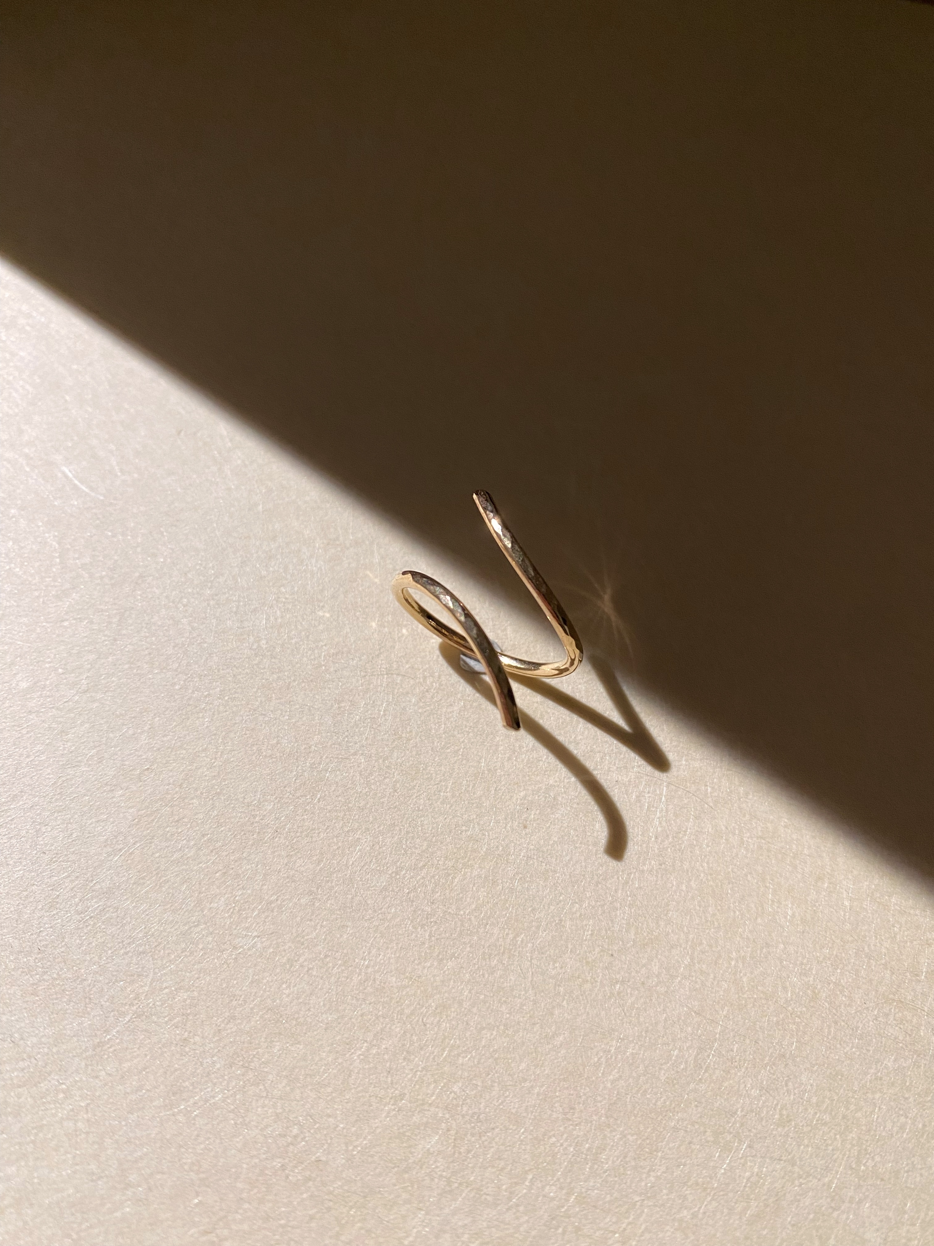 S 型敲拓紋戒指