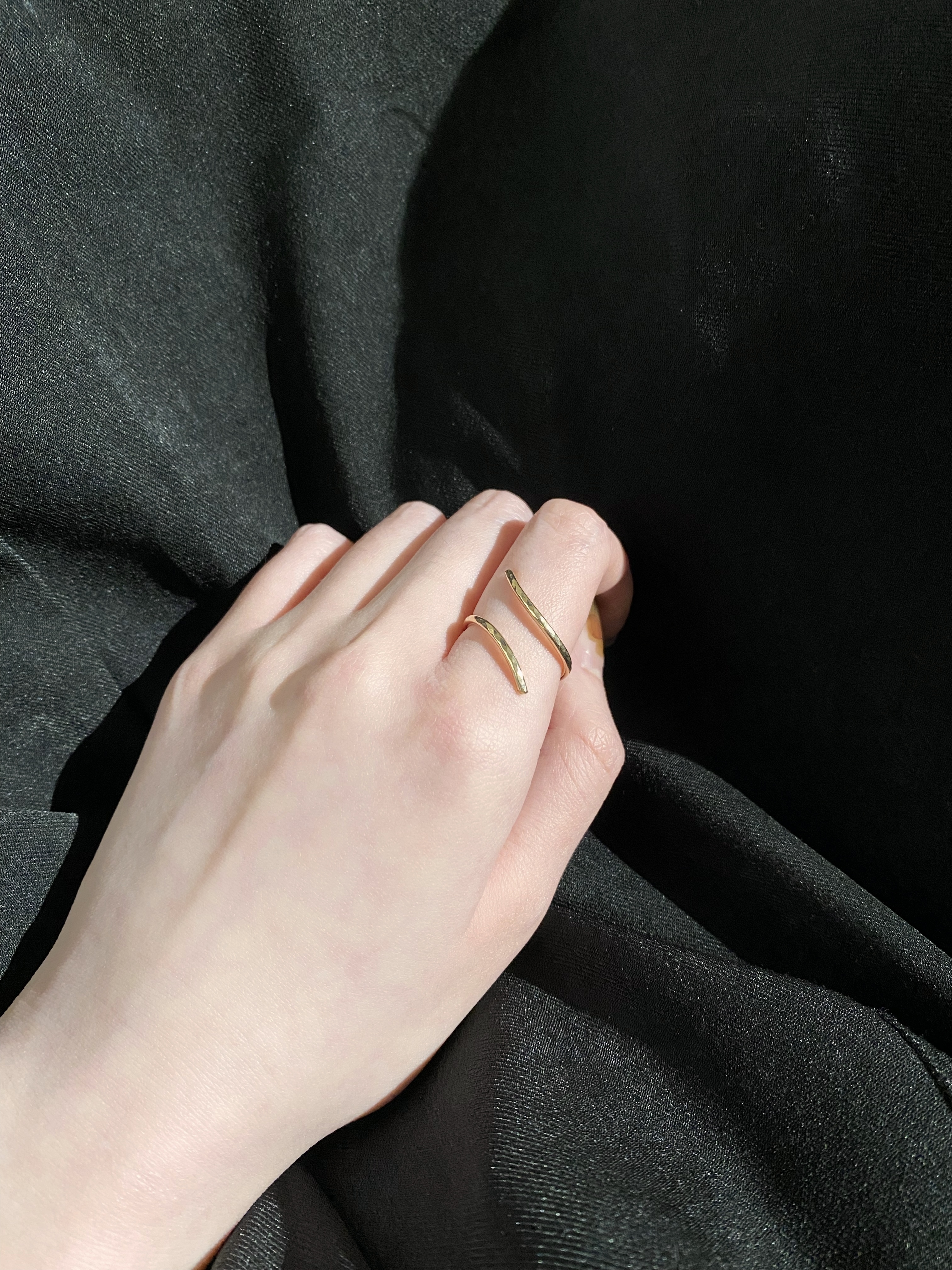 S 型敲拓紋戒指