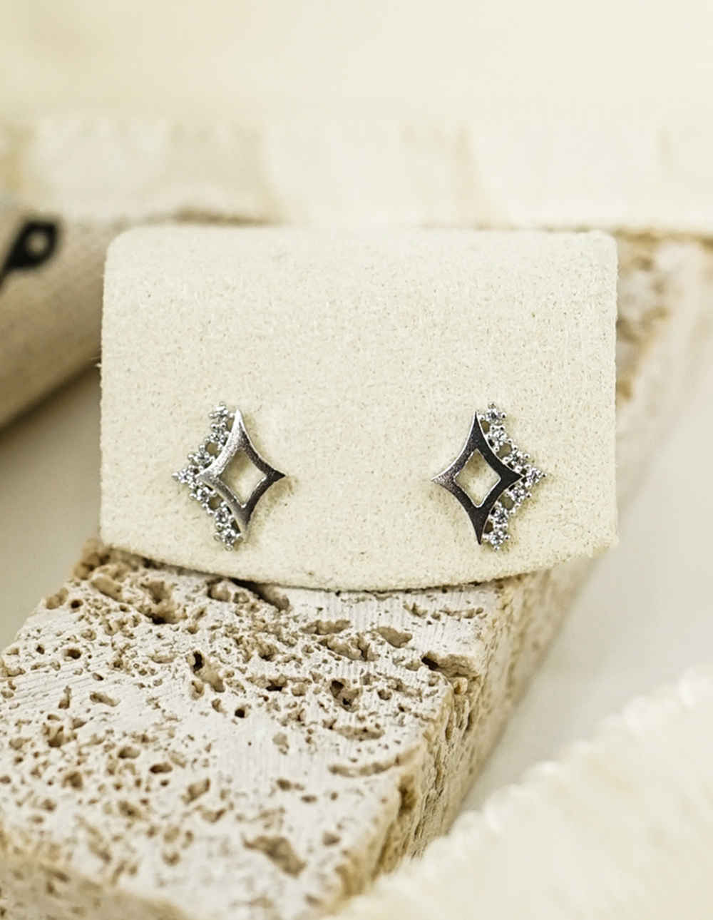 925 純銀鏤空菱形水鑽耳環