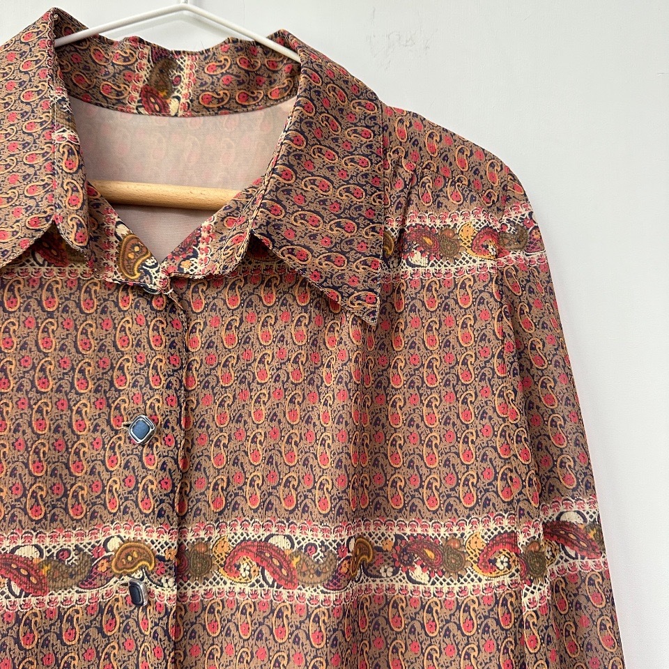 卡其色配粉色腰果花上衣