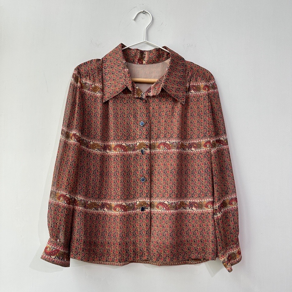 卡其色配粉色腰果花上衣