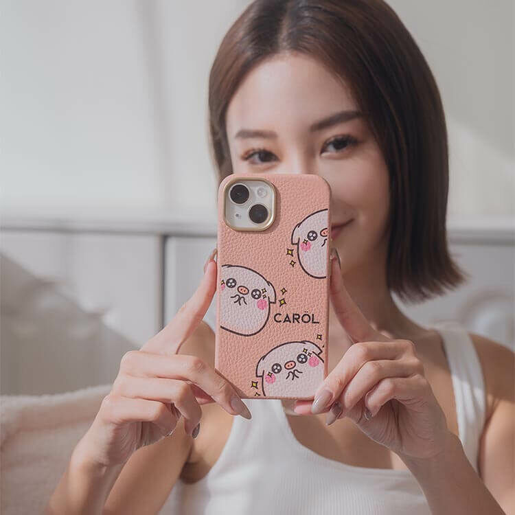 【插畫聯名】萌萌豬 我就圓滾滾 蜜荔殼 蜜荔粉皮革殼 - (訂製名字) iPhone客製化手機殼