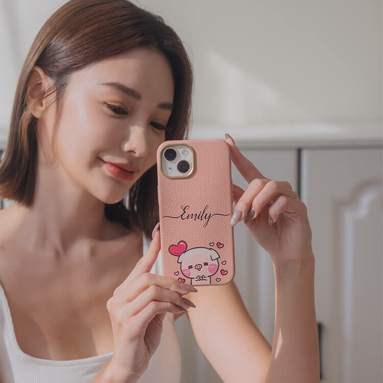 【插畫聯名】萌萌豬 我是幸福肥 蜜荔殼 蜜荔粉皮革殼 - (訂製名字) iPhone客製化手機殼