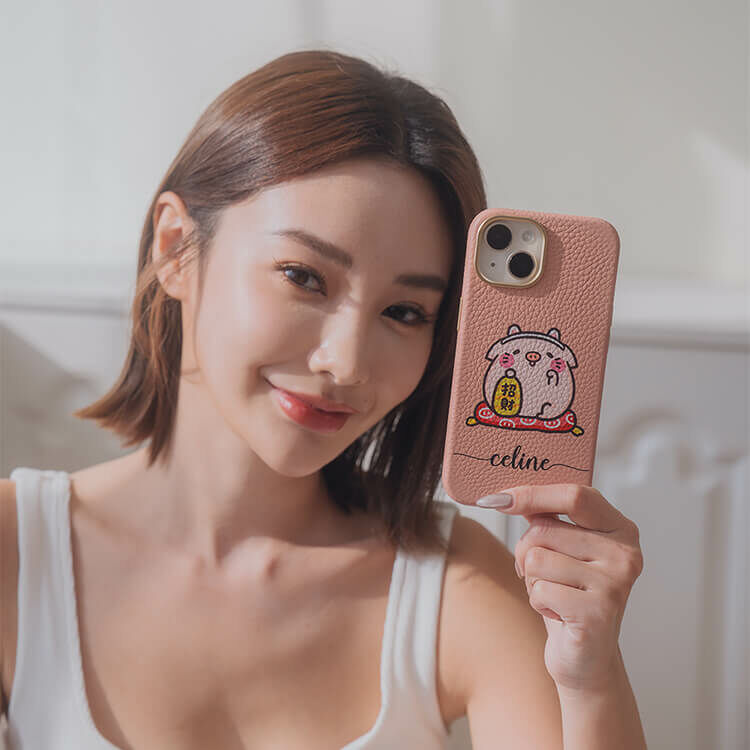 【插畫聯名】萌萌豬 我要招財 蜜荔殼 蜜荔粉皮革殼 - (訂製名字) iPhone客製化手機殼