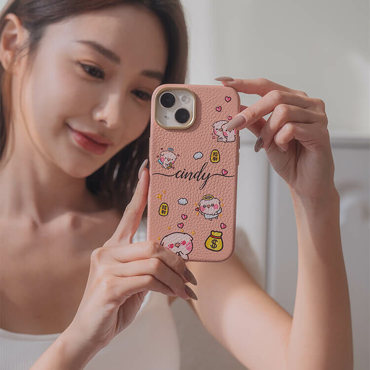 【插畫聯名】萌萌豬 滿滿萌萌豬 蜜荔殼 蜜荔粉皮革殼 - (訂製名字) iPhone客製化手機殼