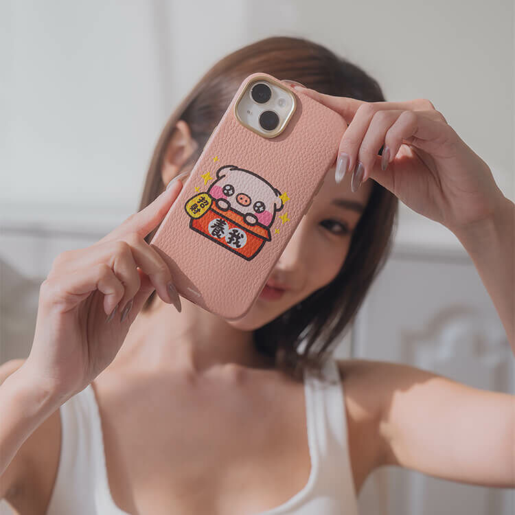 【插畫聯名】萌萌豬 養我會招財 蜜荔殼 蜜荔粉皮革殼 - (訂製名字) iPhone客製化手機殼