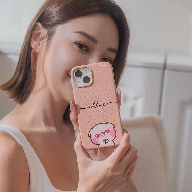 【插畫聯名】萌萌豬 黑皮萌萌豬 蜜荔殼 蜜荔粉皮革殼 - (訂製名字) iPhone客製化手機殼