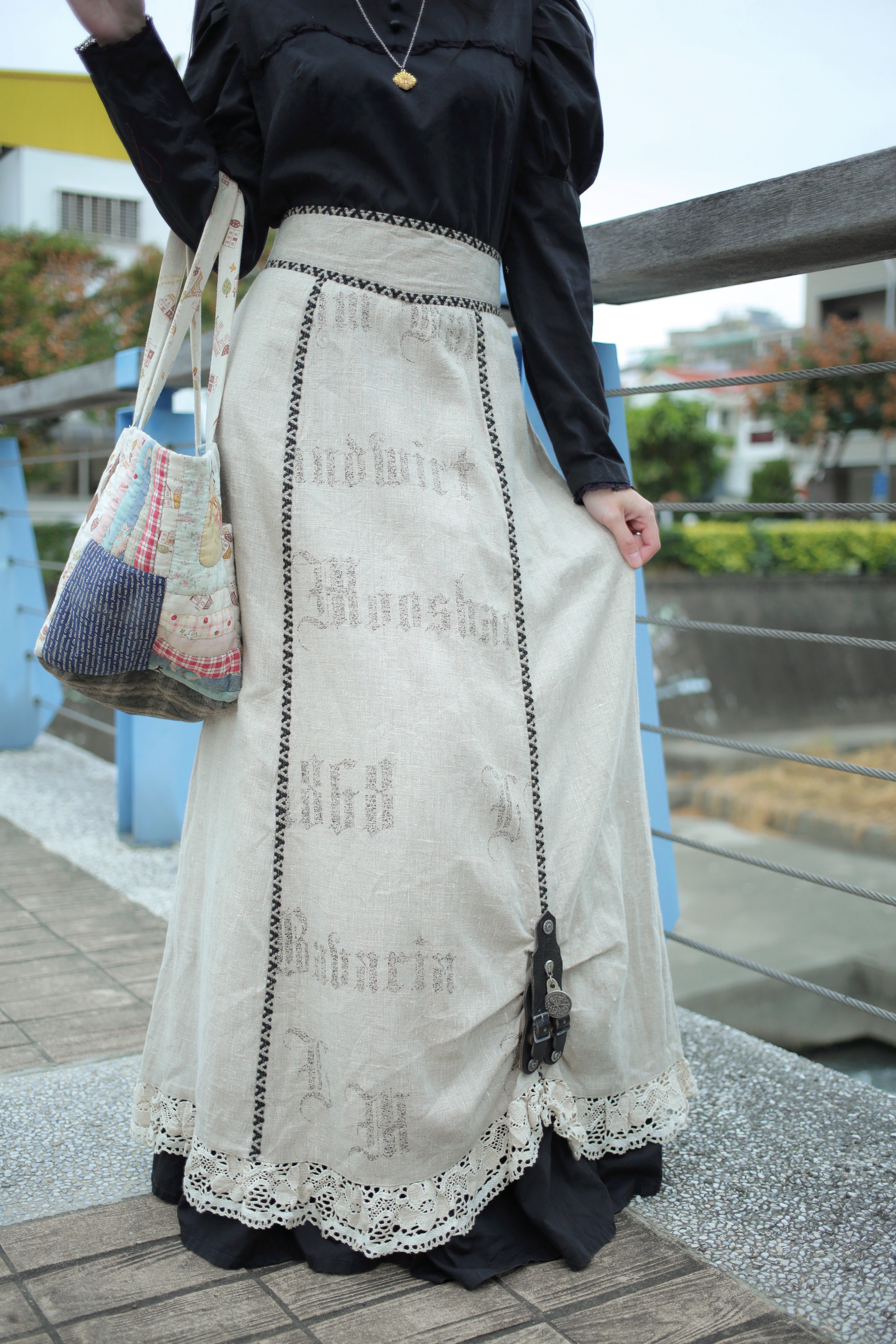 Vintage Skirts / 裙擺抓摺皮扣造型半裙