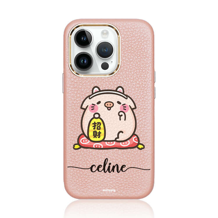 【插畫聯名】萌萌豬 我要招財 蜜荔殼 蜜荔粉皮革殼 - (訂製名字) iPhone客製化手機殼