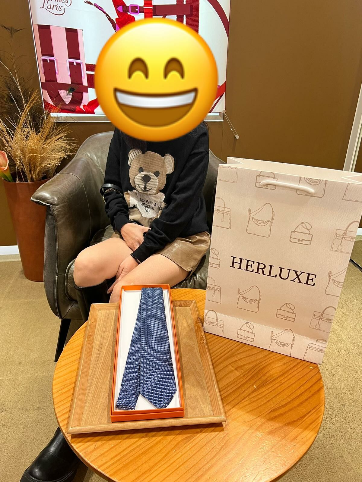 【 感謝支持 】爽快靚靚到店pick up Tie👔 係送比朋友嘅聖誕禮物🎁 靚靚鐘意HERLUXE有網站方便購物🤩 仲對P18黑金很有興趣☺️ 多謝你嘅支持🫶