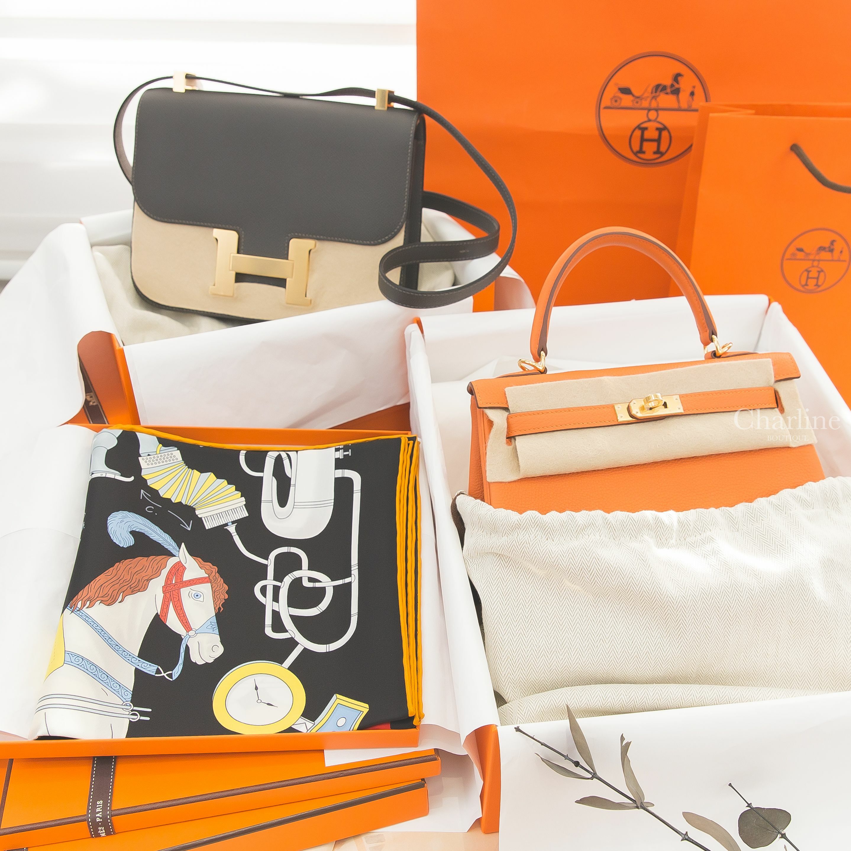 Hermès Constance 24cm 88 金釦鏡面款,Hermès Kelly 25cm 93 橘色金釦,Hermès 黑色/紅色/彩色雙人茶會真絲方巾-Charline Boutique 精品代購