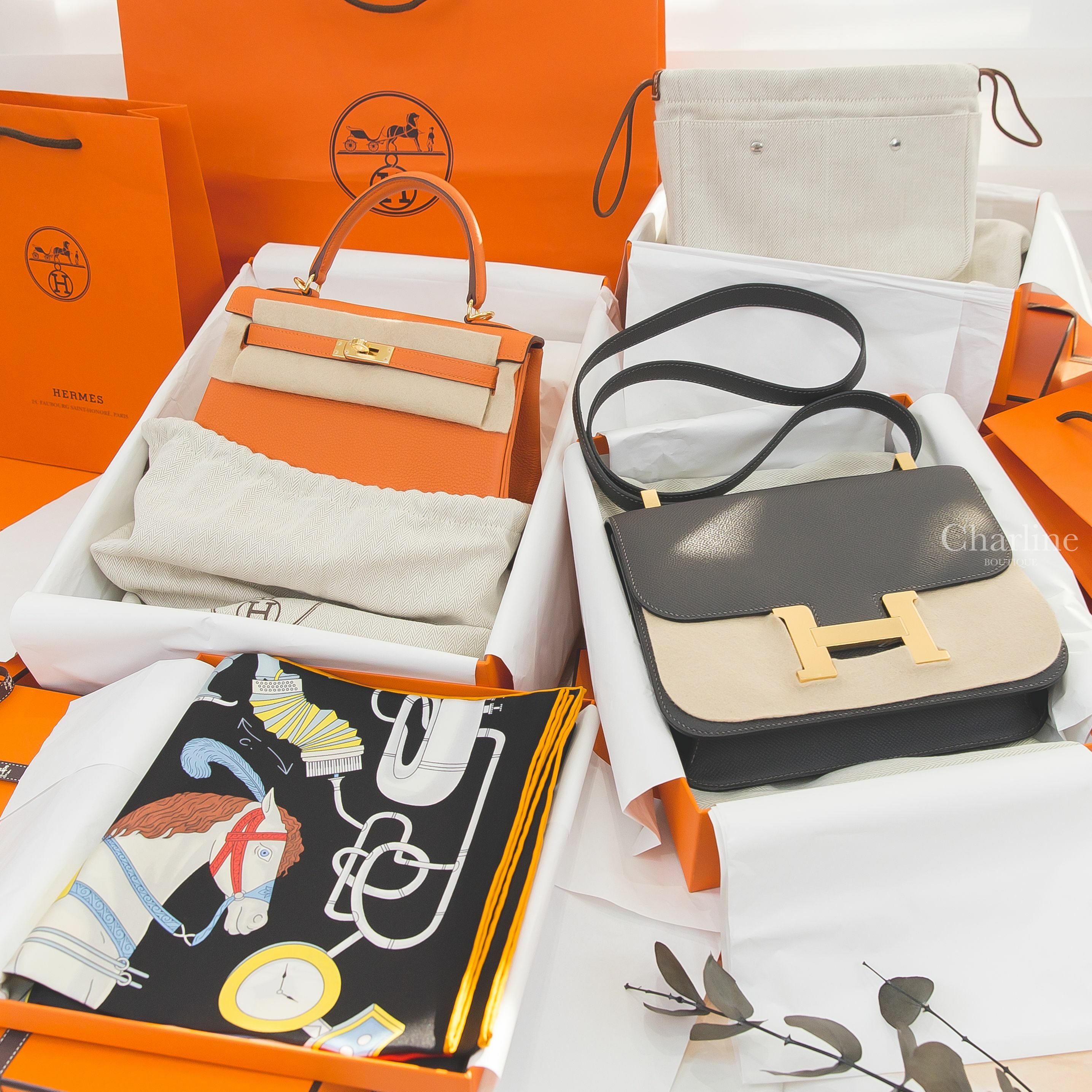 Hermès Constance 24cm 88 金釦鏡面款,Hermès Kelly 25cm 93 金釦,Hermès Fourbi Pouch 小型內袋,Hermès 黑色/紅色/彩色雙人茶會方巾-Charline Boutique 精品代購