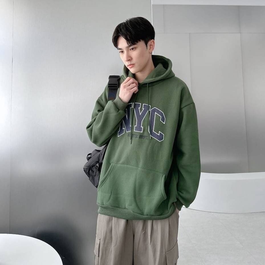 男模穿著#80442 厚磅內刷毛刺繡 NYC字母帽T綠色半身照