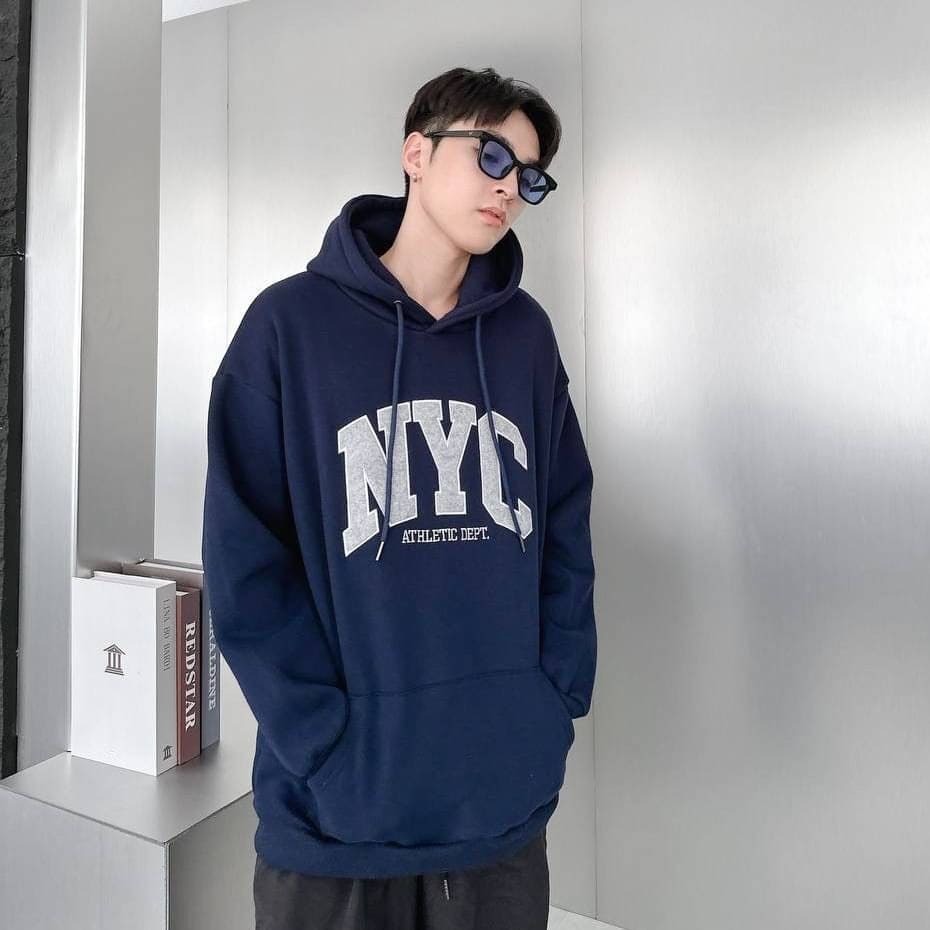 男模穿著#80442 厚磅內刷毛刺繡 NYC字母帽T深藍色半身照
