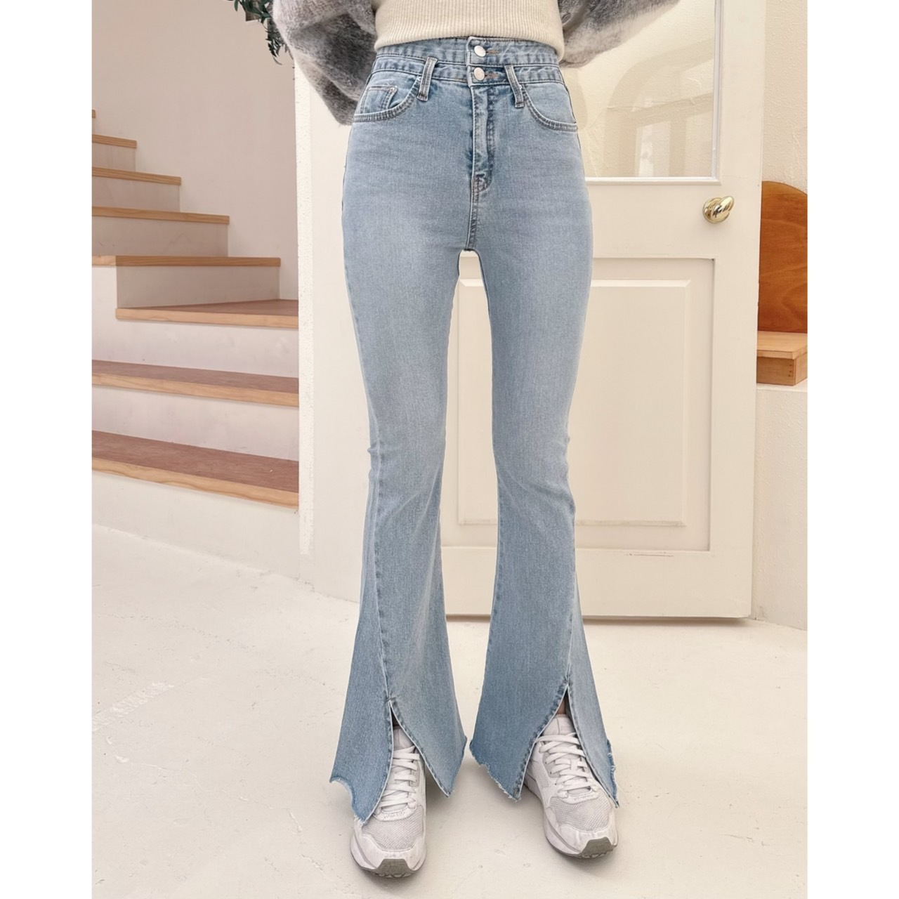 🔥12.27直播新品］💛穿上擁有黃金比例大長腿］🇰🇷正韓高腰雙釦包腹前開叉超彈微喇叭牛仔褲（SML）