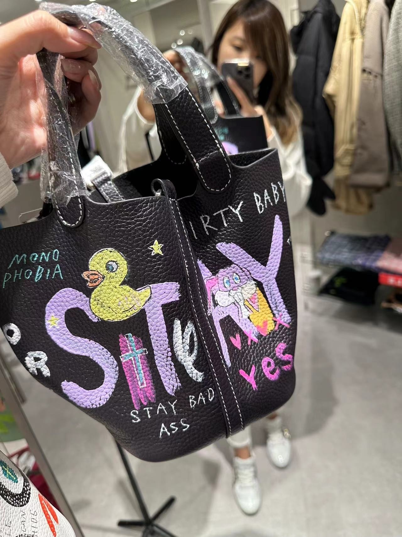 日本hand painting 包包 黑色包紫色字母小鴨款 -M