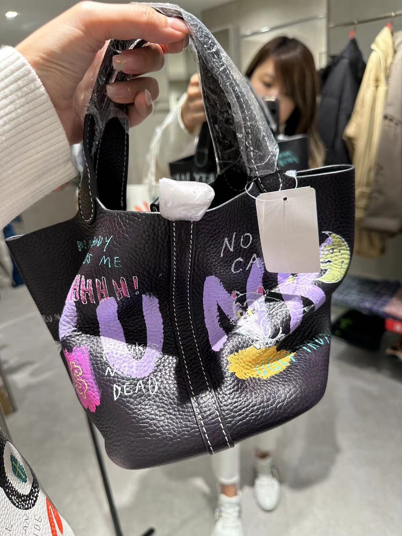 日本hand painting 包包 黑色包紫色字母小鴨款 -M