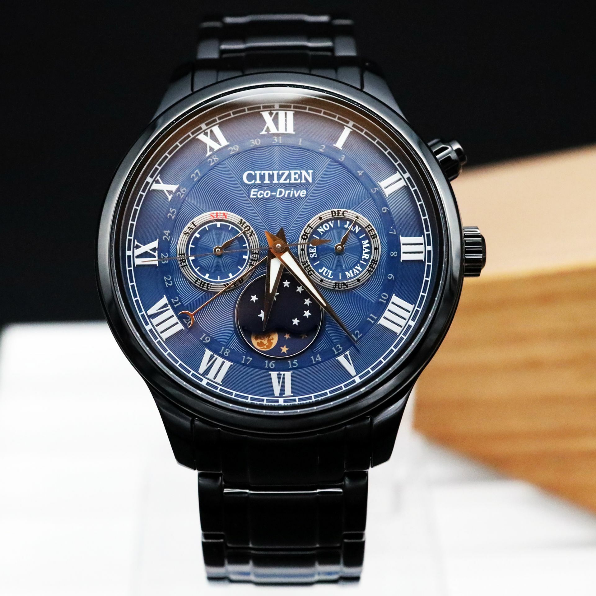 Citizen 星辰 AP1055-87L Eco-drive Blue Dial With Black Stainless Steel Strap Men Watch 光動能 月相錶 羅馬刻度 藍寶石水晶玻璃 不鏽鋼手錶 藍x鍍黑 42mm