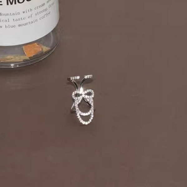 Simple fingertip openings for adjustable accessories