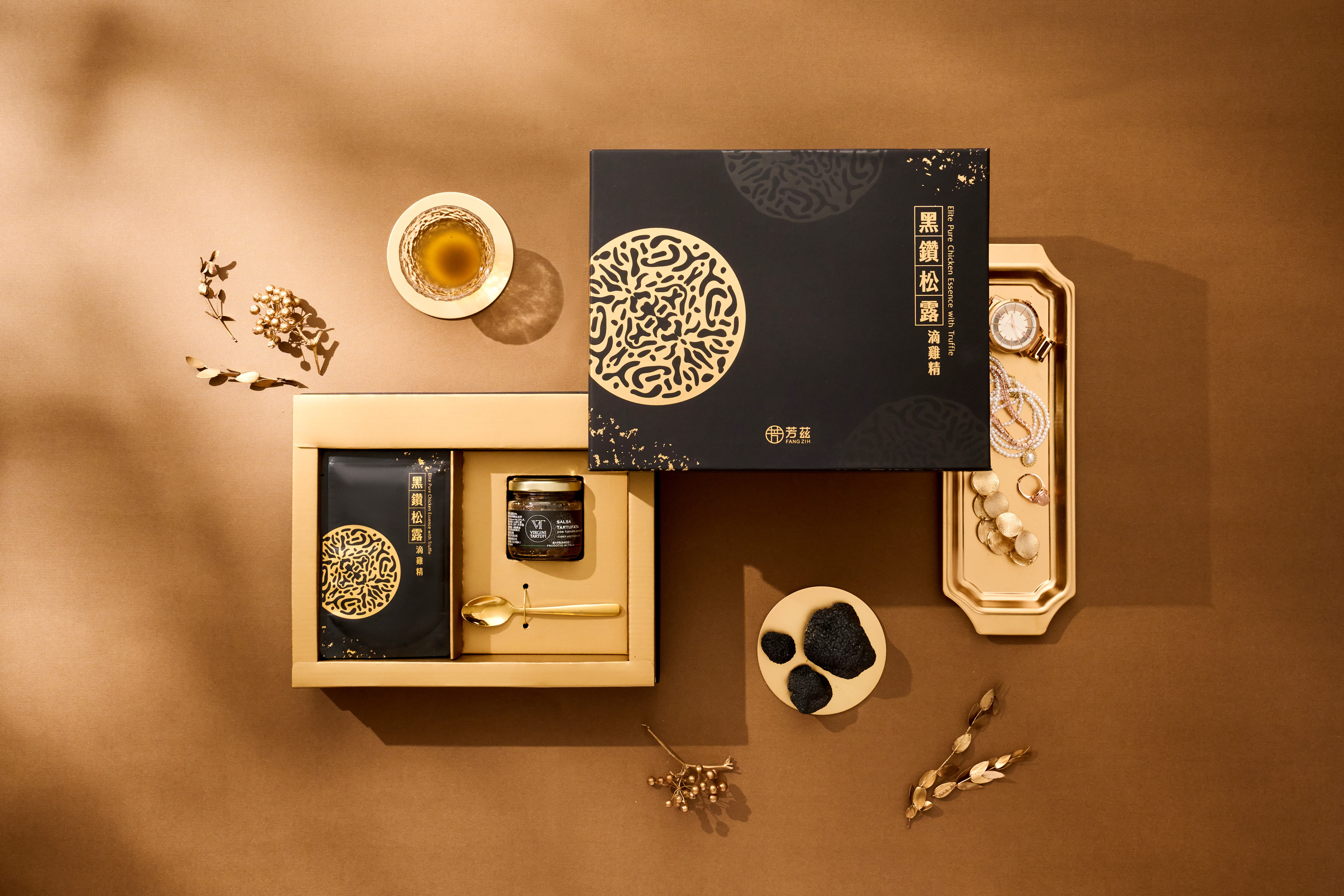 過年送禮是年度大事，今年想好要送什麼了嗎？全新芳茲「黑鑽松露滴雞精」禮盒正是一百分的答案！唯一榮獲國內外7項大獎的芳茲「日月養生滴雞精」，搭配義大利黑松露的非凡芳香與多元營養，這款尊貴大氣的高質感禮盒，完全人見人愛啊～