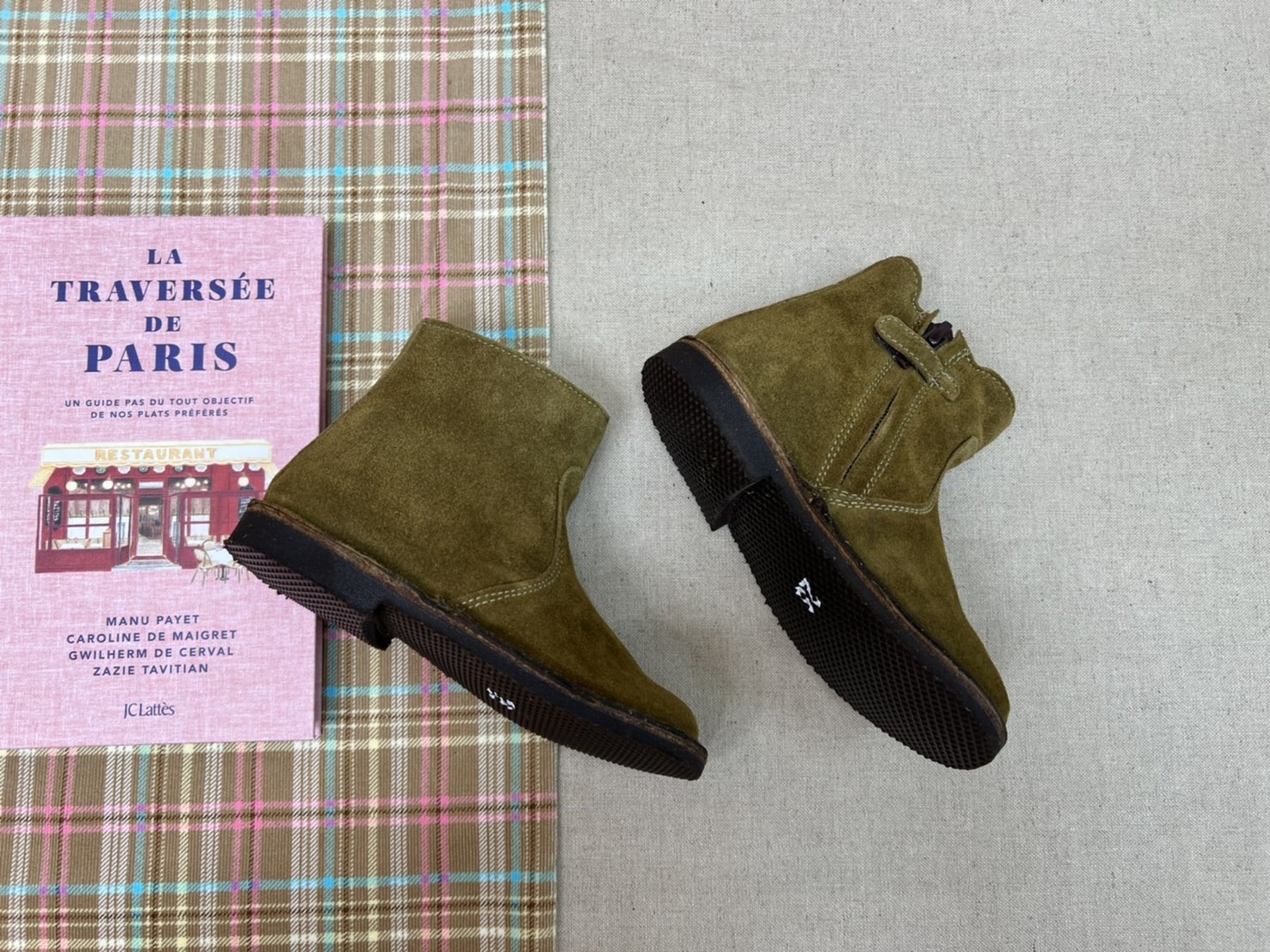 EUREKA 麂皮雕花拉鍊靴- 駝綠 （現貨）