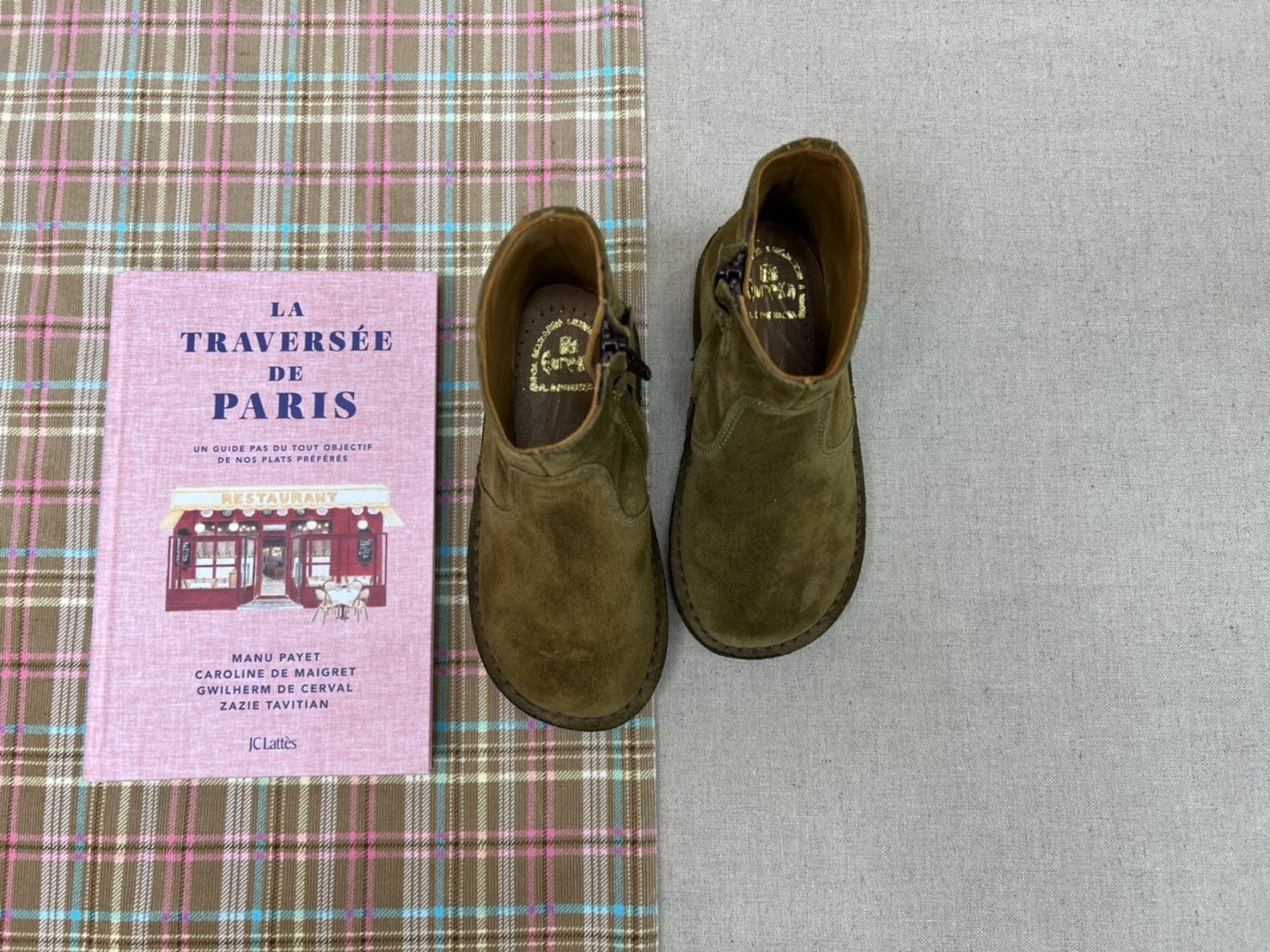 EUREKA 麂皮雕花拉鍊靴- 駝綠 （現貨）