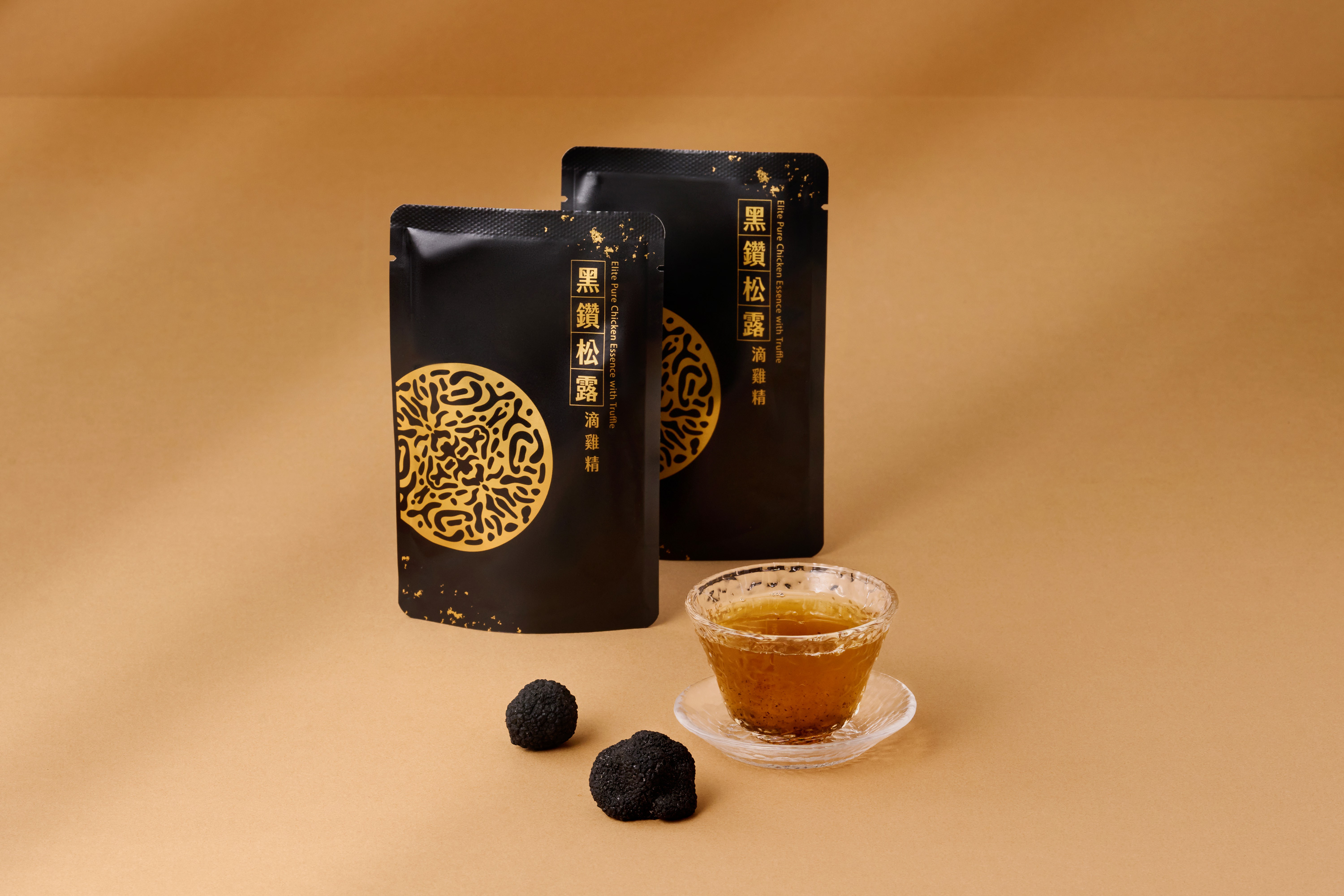 精心研發的全新「黑鑽松露滴雞精」，每一包，都蘊含芳茲滴雞精傲人的較高總支鏈胺基酸BCAAs、膠原蛋白、蛋白質含量；以及來自黑松露的多酚類、微量元素等營養成分，更大大提升每一滴滴雞精的營養等級，帶來攻頂的保健價值與風味獨具的美味。